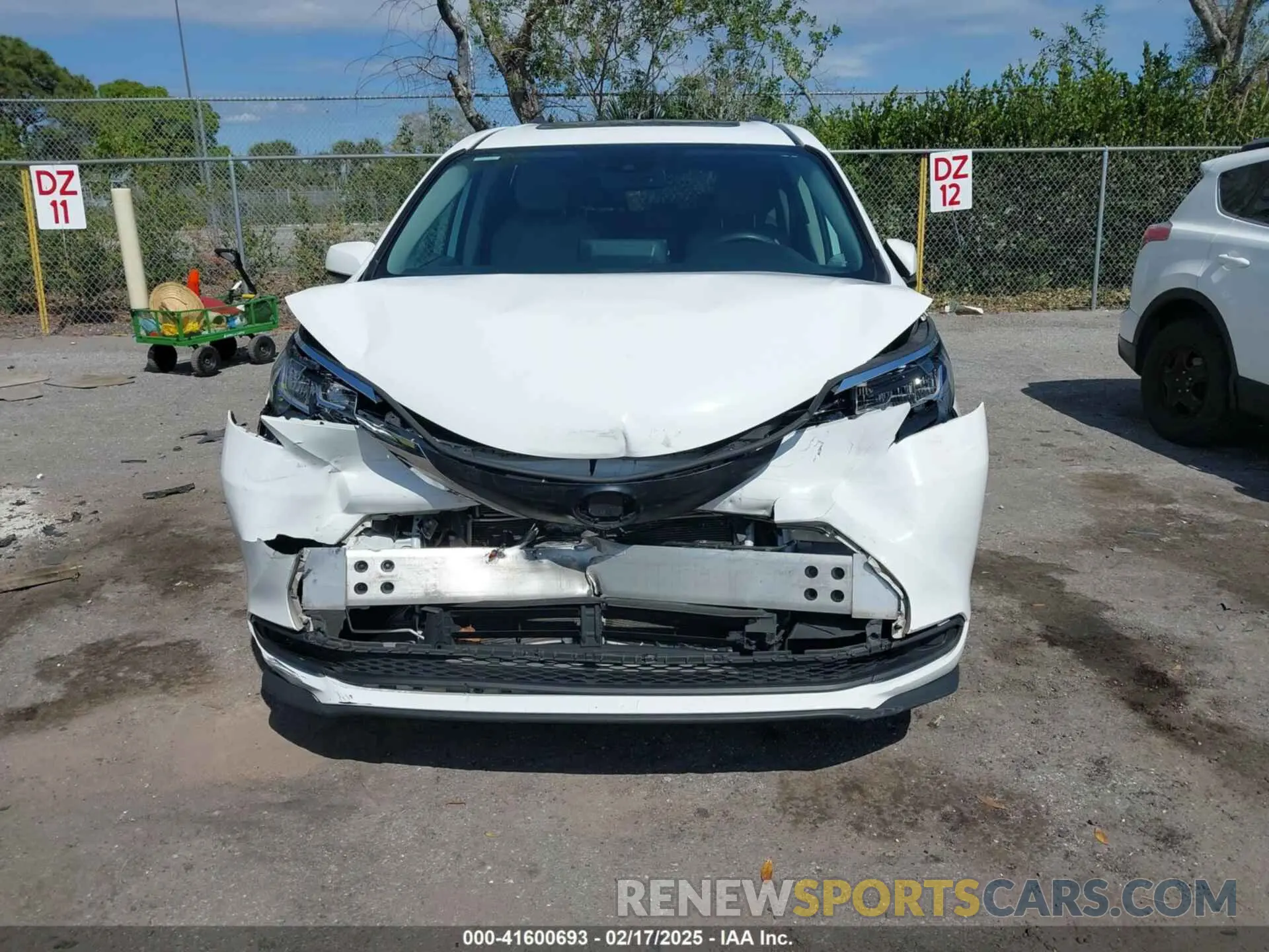 12 Photograph of a damaged car 5TDBRKECXNS099704 TOYOTA SIENNA 2022