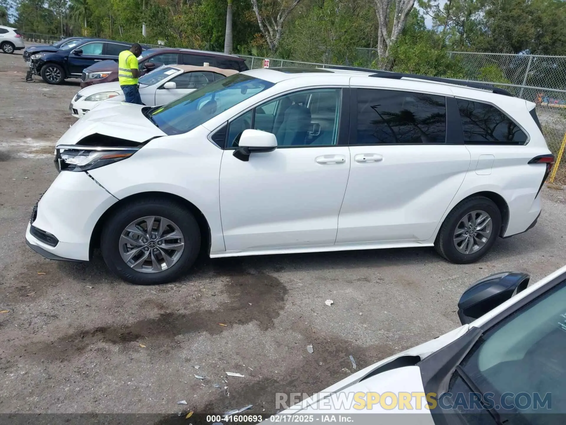 14 Photograph of a damaged car 5TDBRKECXNS099704 TOYOTA SIENNA 2022