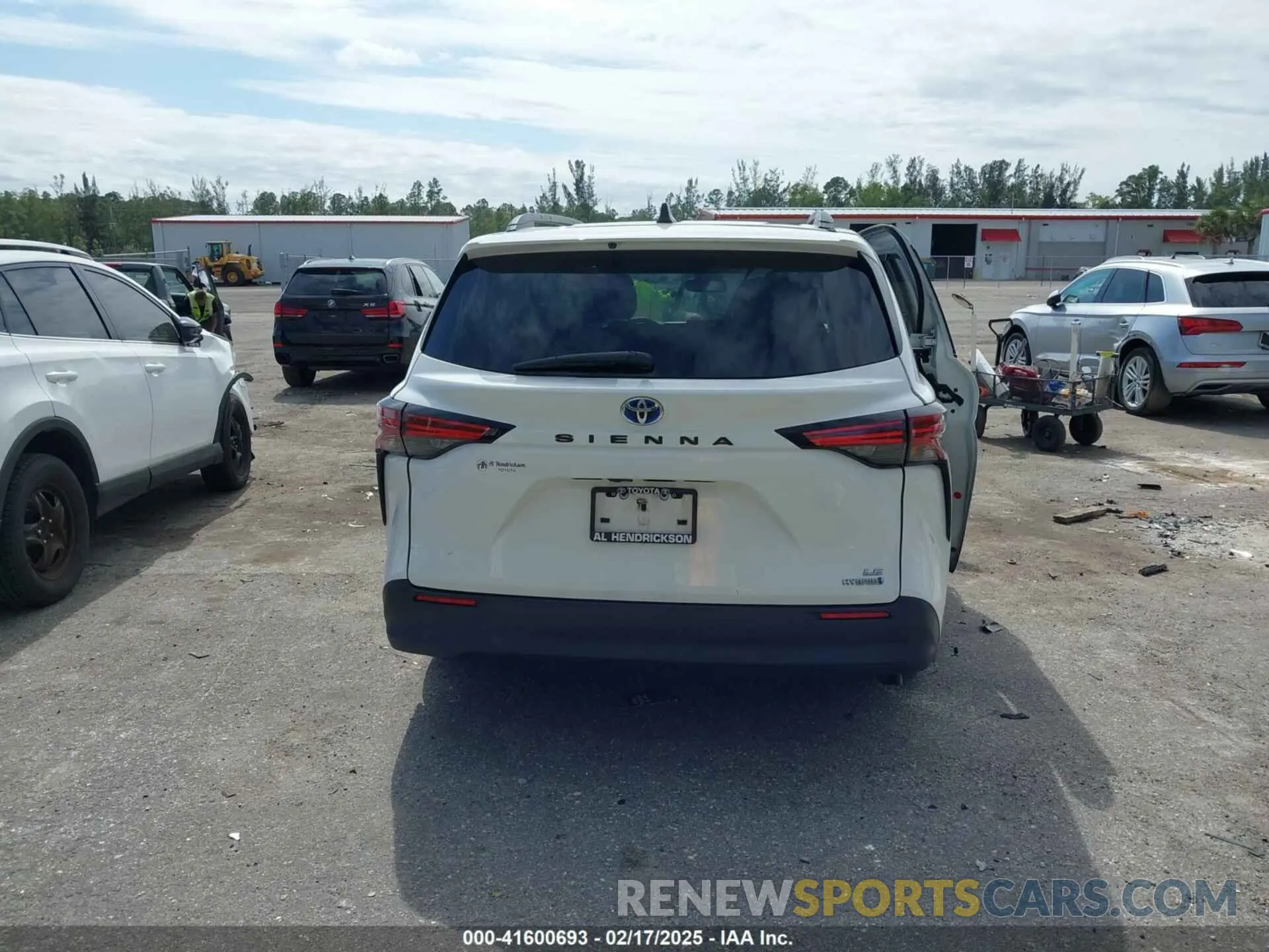 16 Photograph of a damaged car 5TDBRKECXNS099704 TOYOTA SIENNA 2022