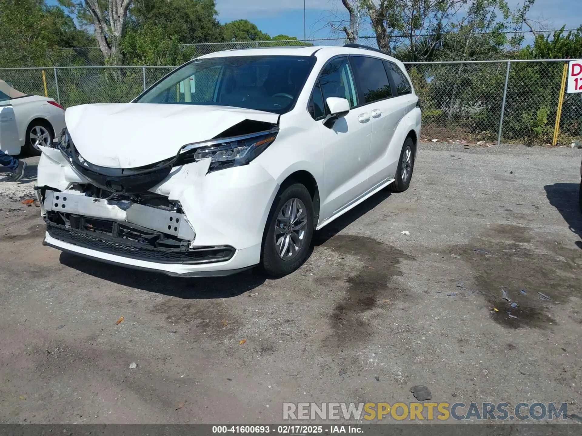 2 Photograph of a damaged car 5TDBRKECXNS099704 TOYOTA SIENNA 2022