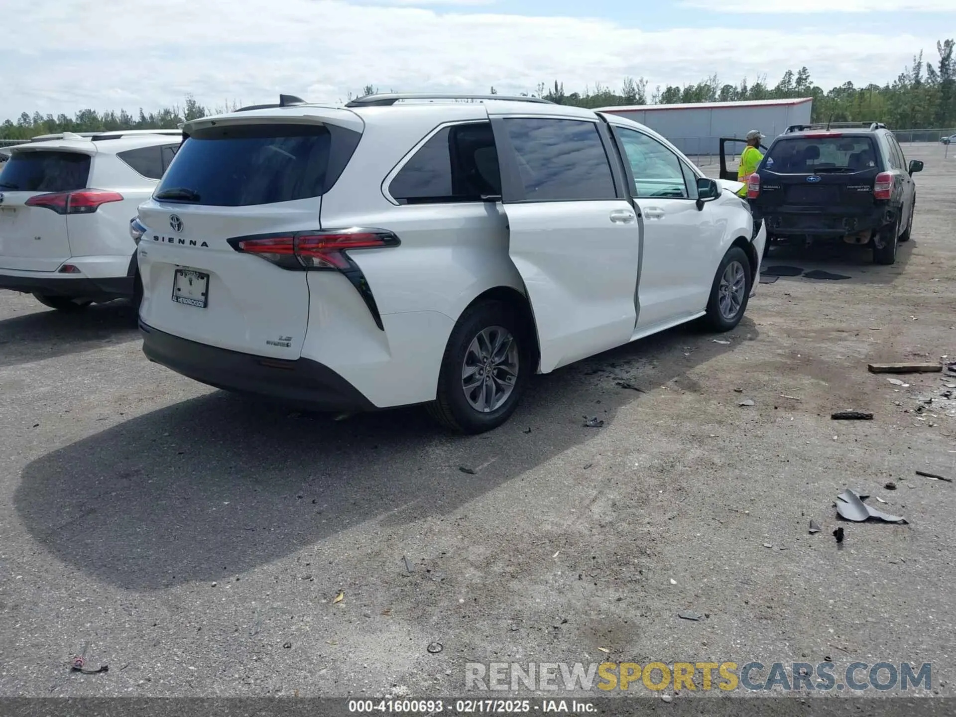 4 Photograph of a damaged car 5TDBRKECXNS099704 TOYOTA SIENNA 2022