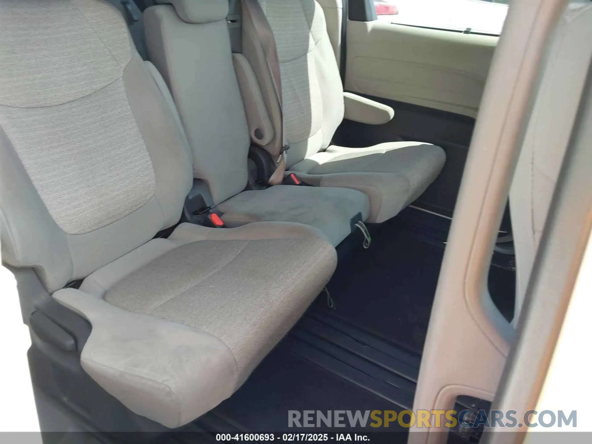 8 Photograph of a damaged car 5TDBRKECXNS099704 TOYOTA SIENNA 2022
