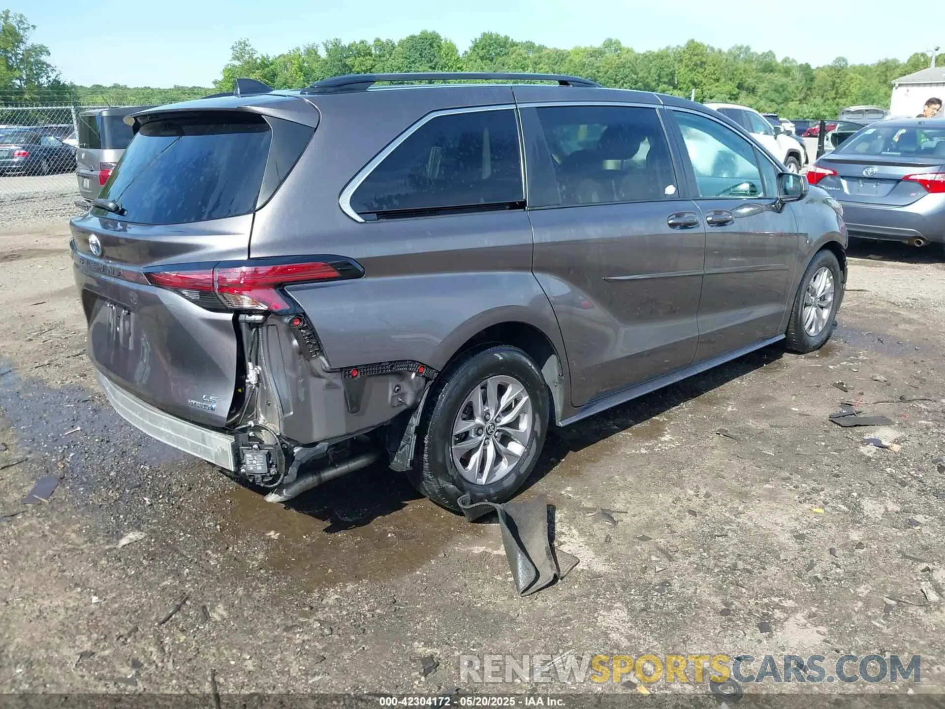 4 Photograph of a damaged car 5TDBSKFC1NS049616 TOYOTA SIENNA 2022