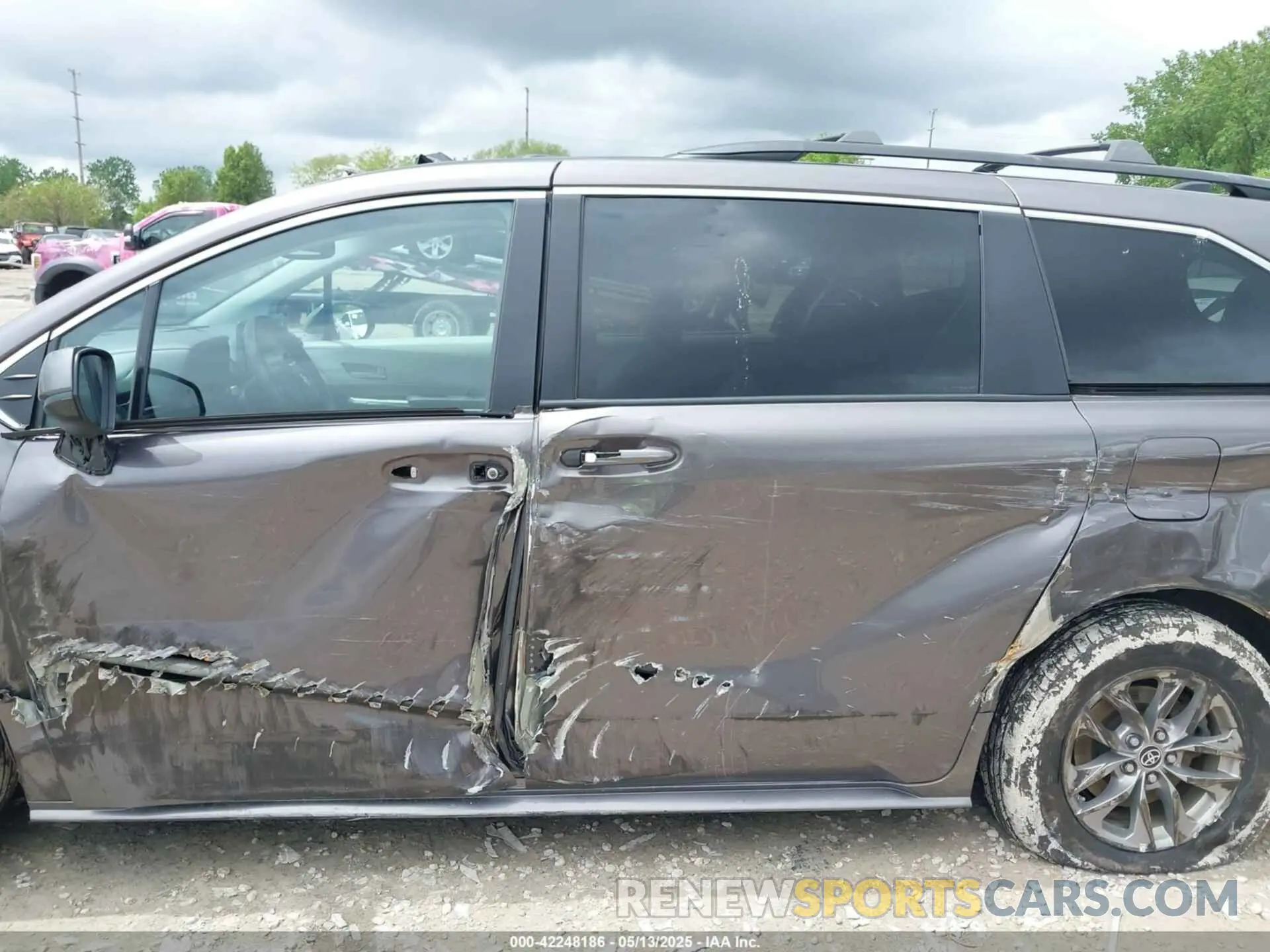 14 Photograph of a damaged car 5TDBSKFC8NS062850 TOYOTA SIENNA 2022