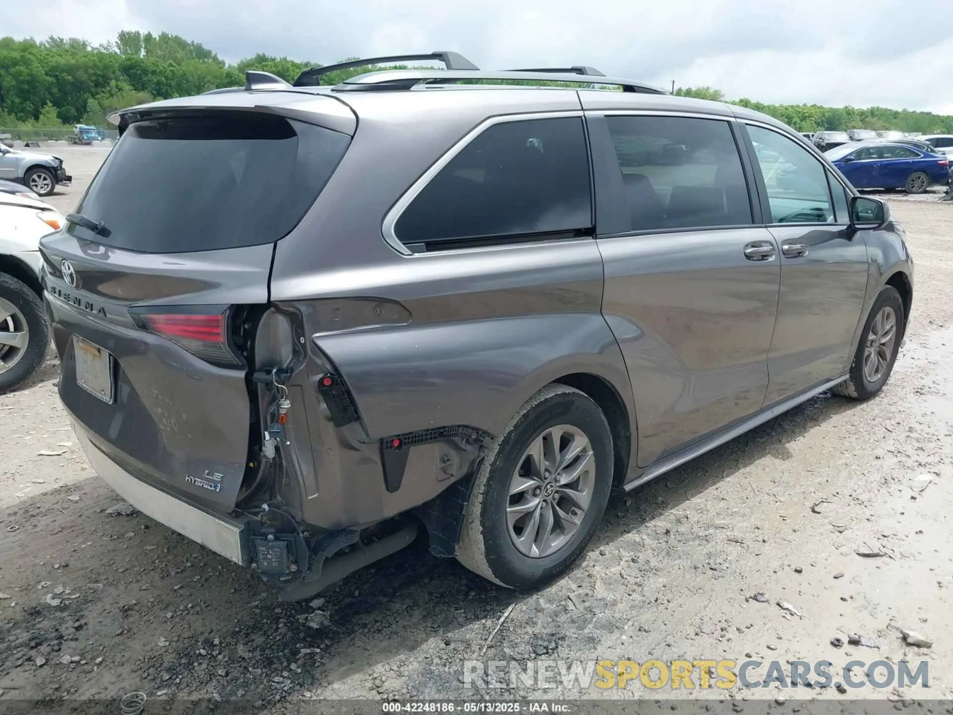 4 Photograph of a damaged car 5TDBSKFC8NS062850 TOYOTA SIENNA 2022