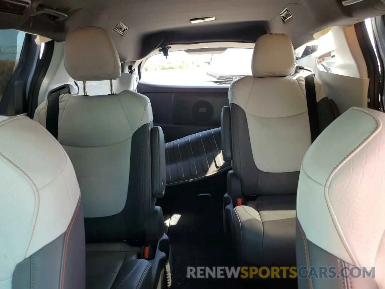 10 Photograph of a damaged car 5TDDRKEC3NS117999 TOYOTA SIENNA 2022