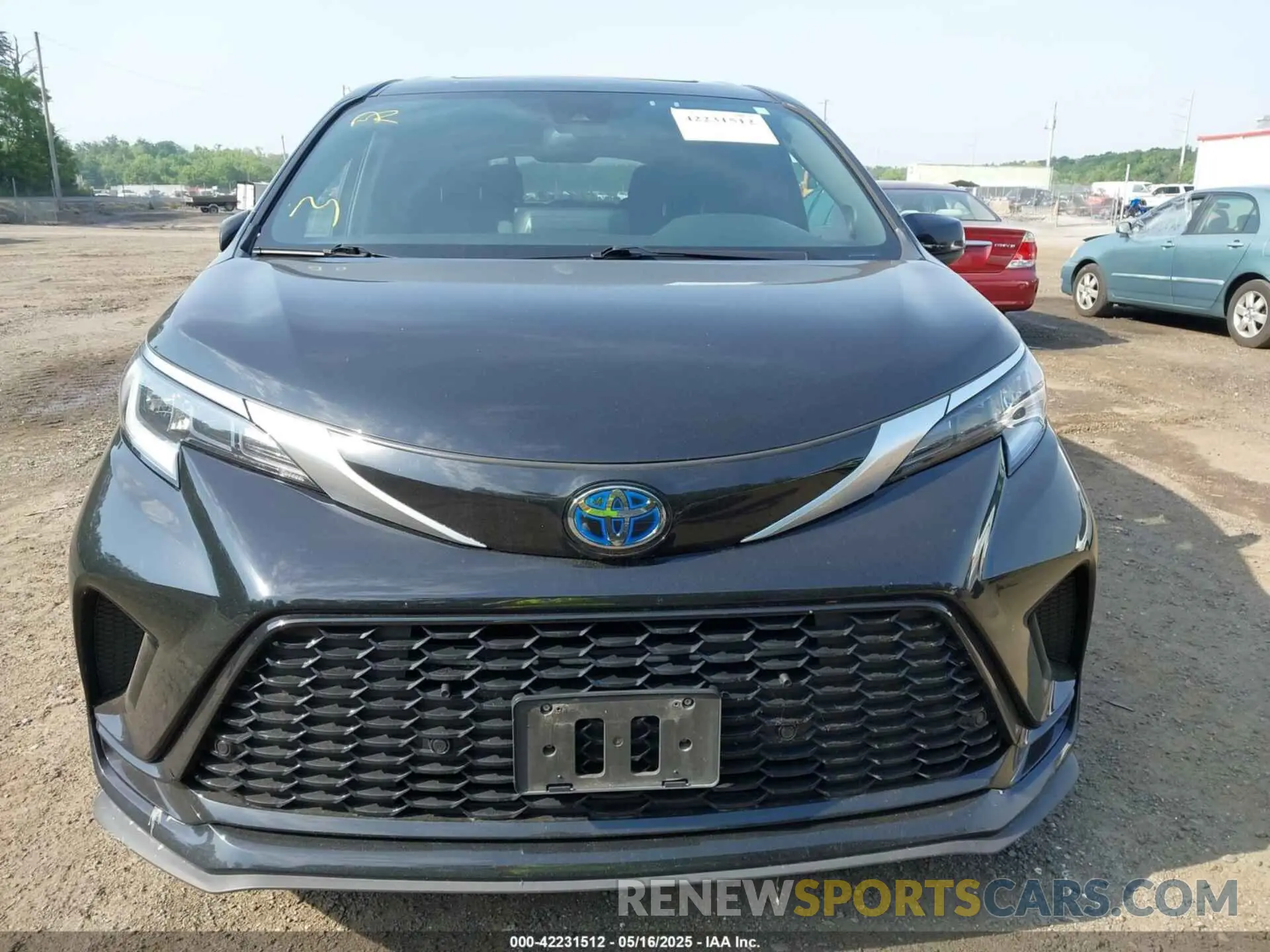 12 Photograph of a damaged car 5TDDRKEC8NS079069 TOYOTA SIENNA 2022