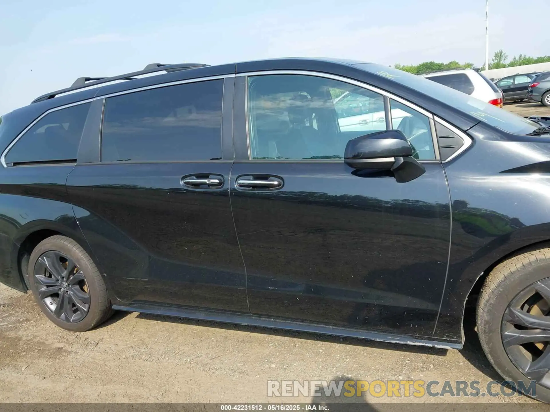 13 Photograph of a damaged car 5TDDRKEC8NS079069 TOYOTA SIENNA 2022