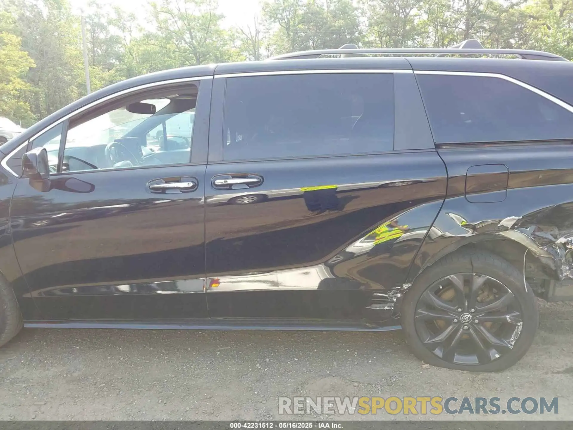 14 Photograph of a damaged car 5TDDRKEC8NS079069 TOYOTA SIENNA 2022