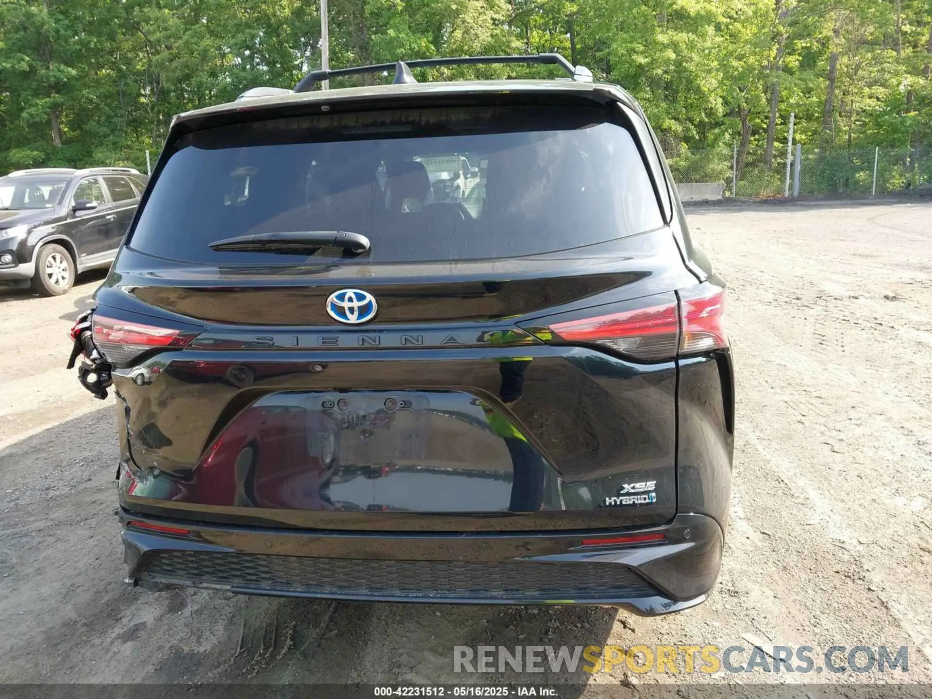 16 Photograph of a damaged car 5TDDRKEC8NS079069 TOYOTA SIENNA 2022