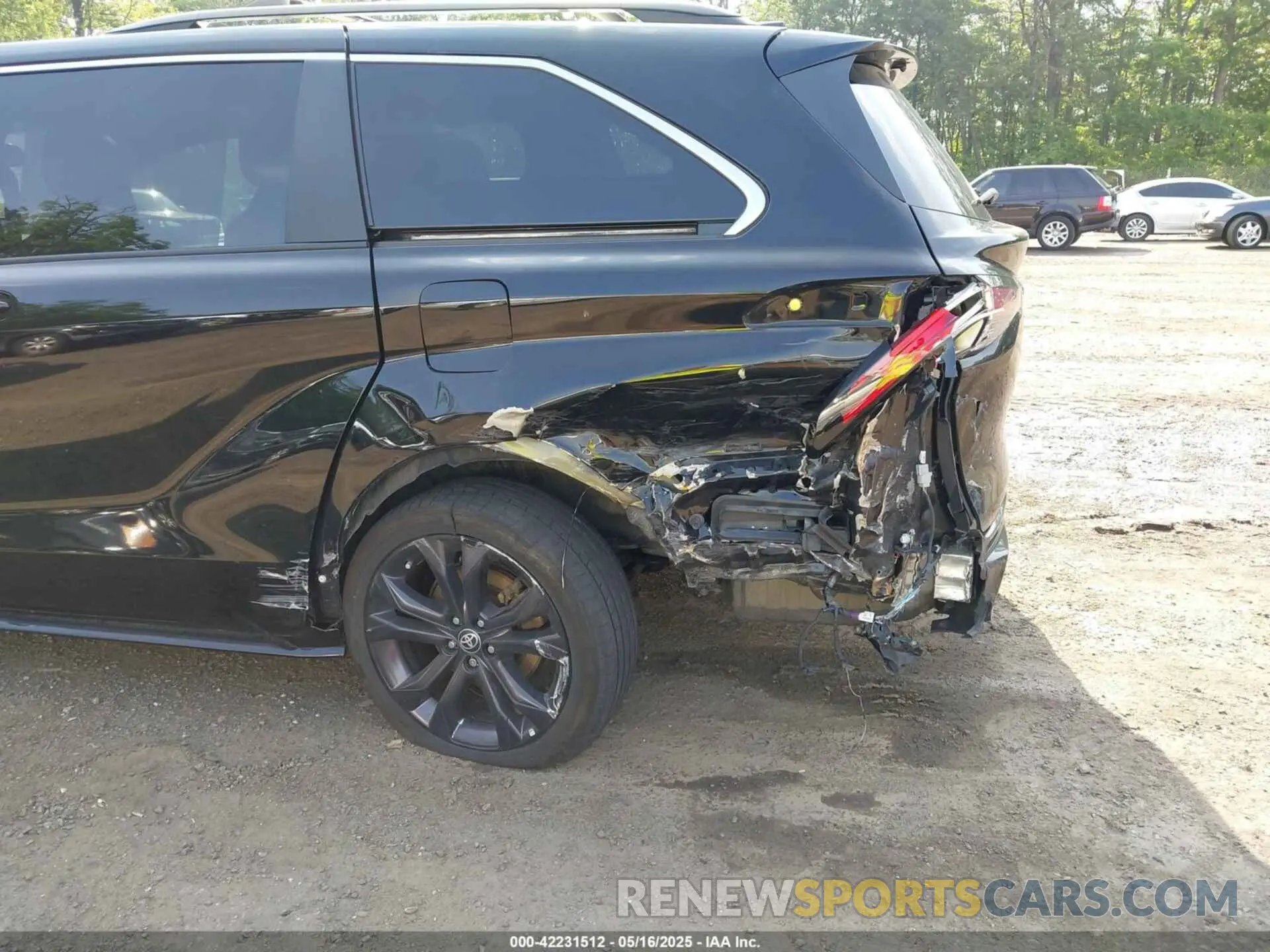 6 Photograph of a damaged car 5TDDRKEC8NS079069 TOYOTA SIENNA 2022
