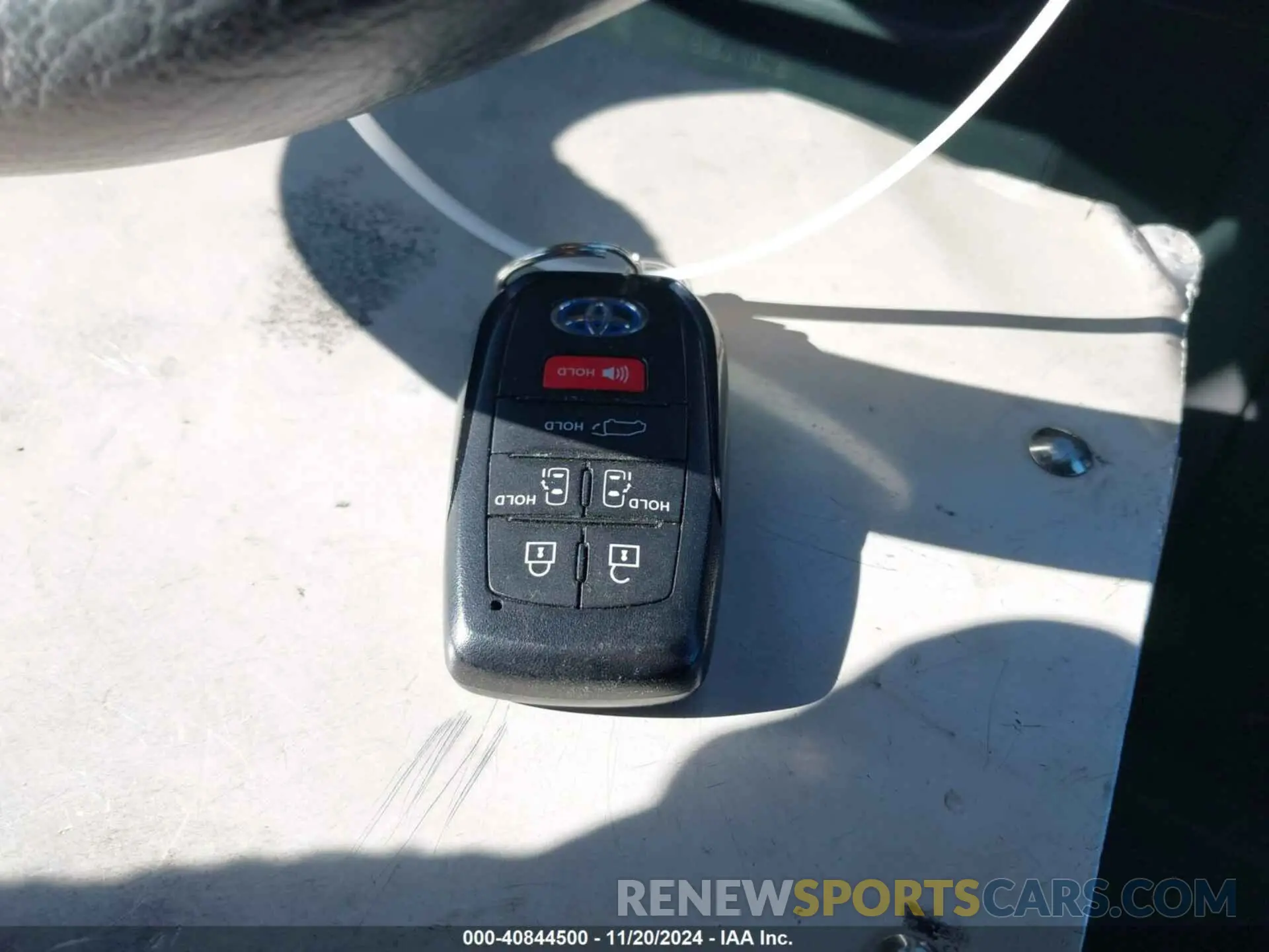 11 Photograph of a damaged car 5TDDRKEC8NS100020 TOYOTA SIENNA 2022