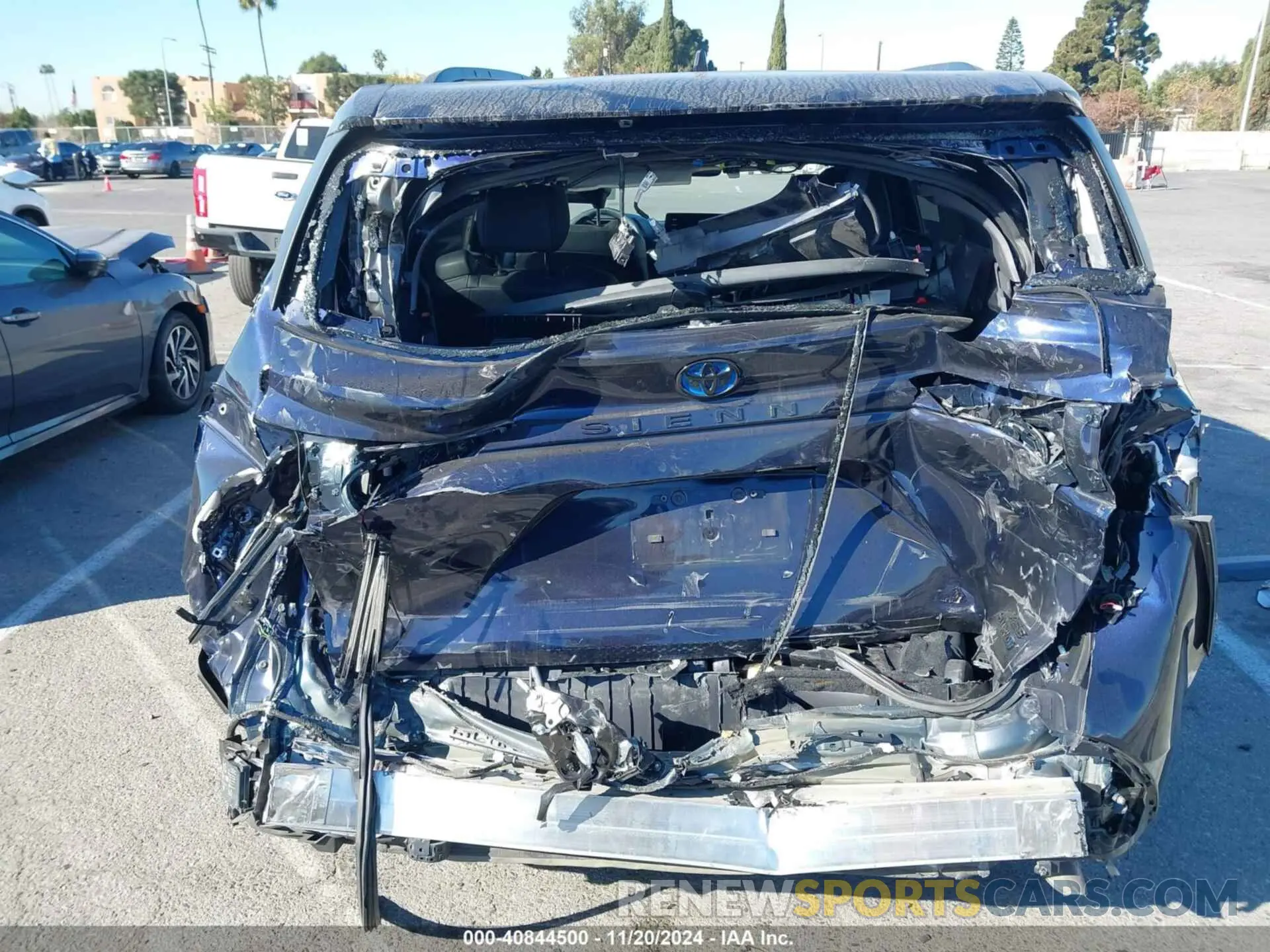 17 Photograph of a damaged car 5TDDRKEC8NS100020 TOYOTA SIENNA 2022