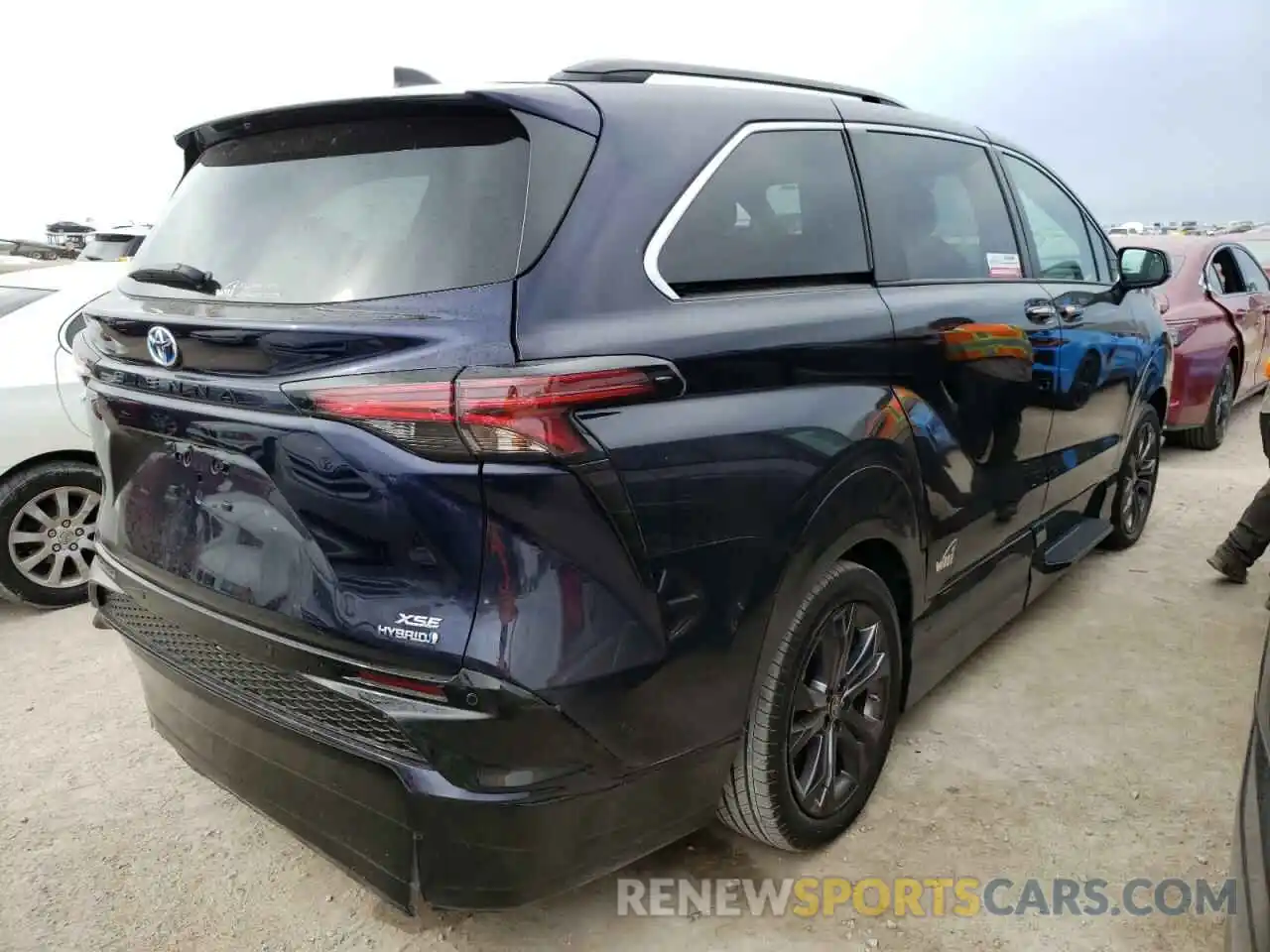 4 Photograph of a damaged car 5TDDRKEC9NS104576 TOYOTA SIENNA 2022