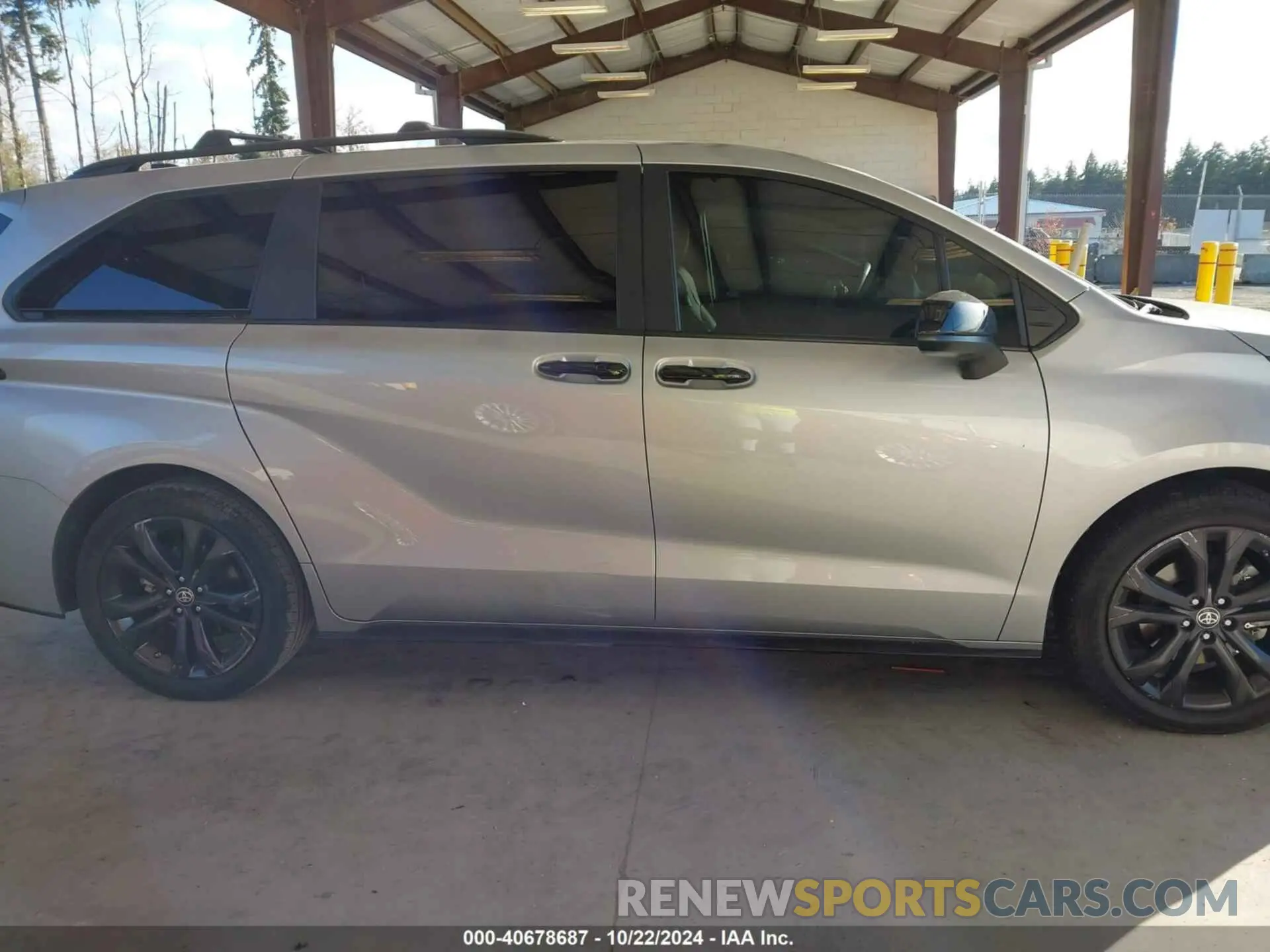 13 Photograph of a damaged car 5TDDRKECXNS098867 TOYOTA SIENNA 2022
