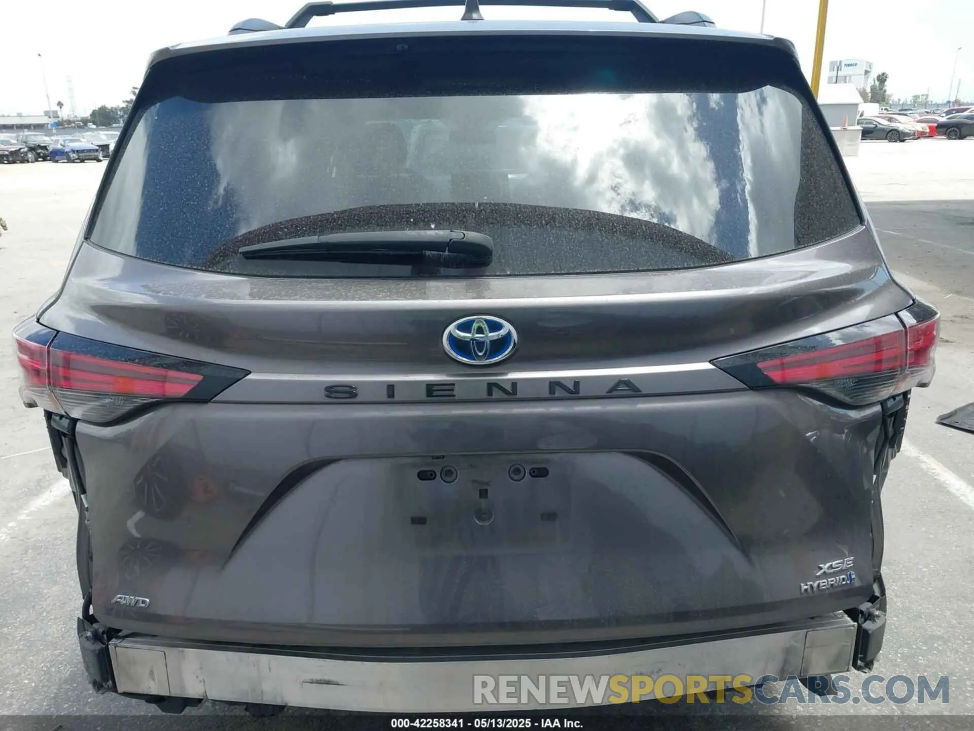 17 Photograph of a damaged car 5TDDSKFC6NS057817 TOYOTA SIENNA 2022
