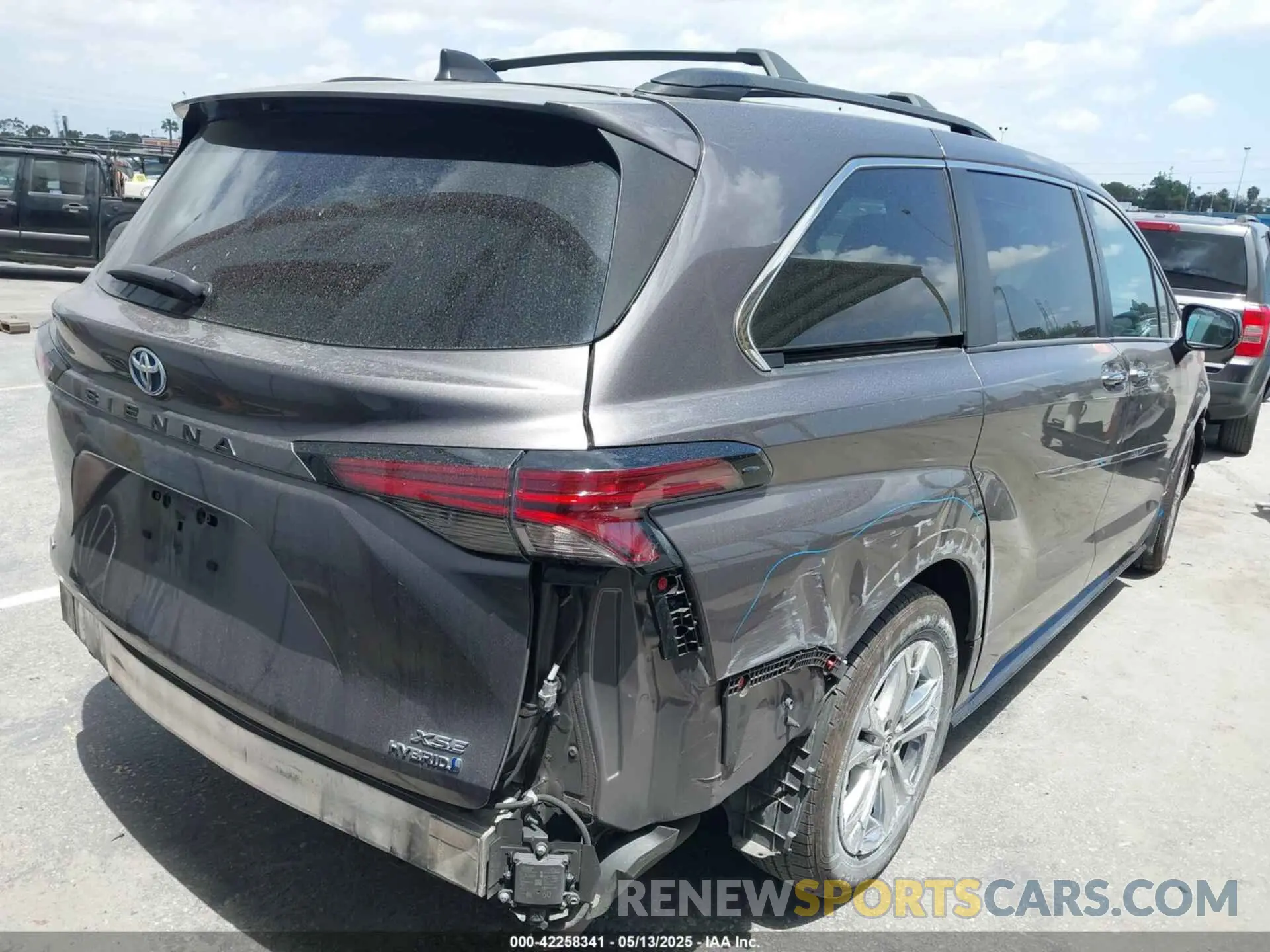 4 Photograph of a damaged car 5TDDSKFC6NS057817 TOYOTA SIENNA 2022