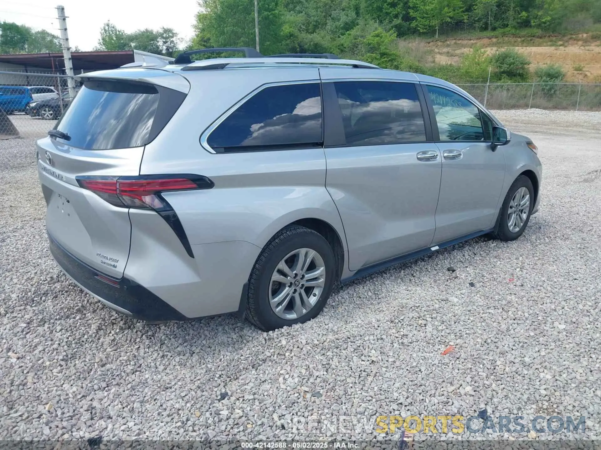 4 Photograph of a damaged car 5TDESKFC2NS051825 TOYOTA SIENNA 2022