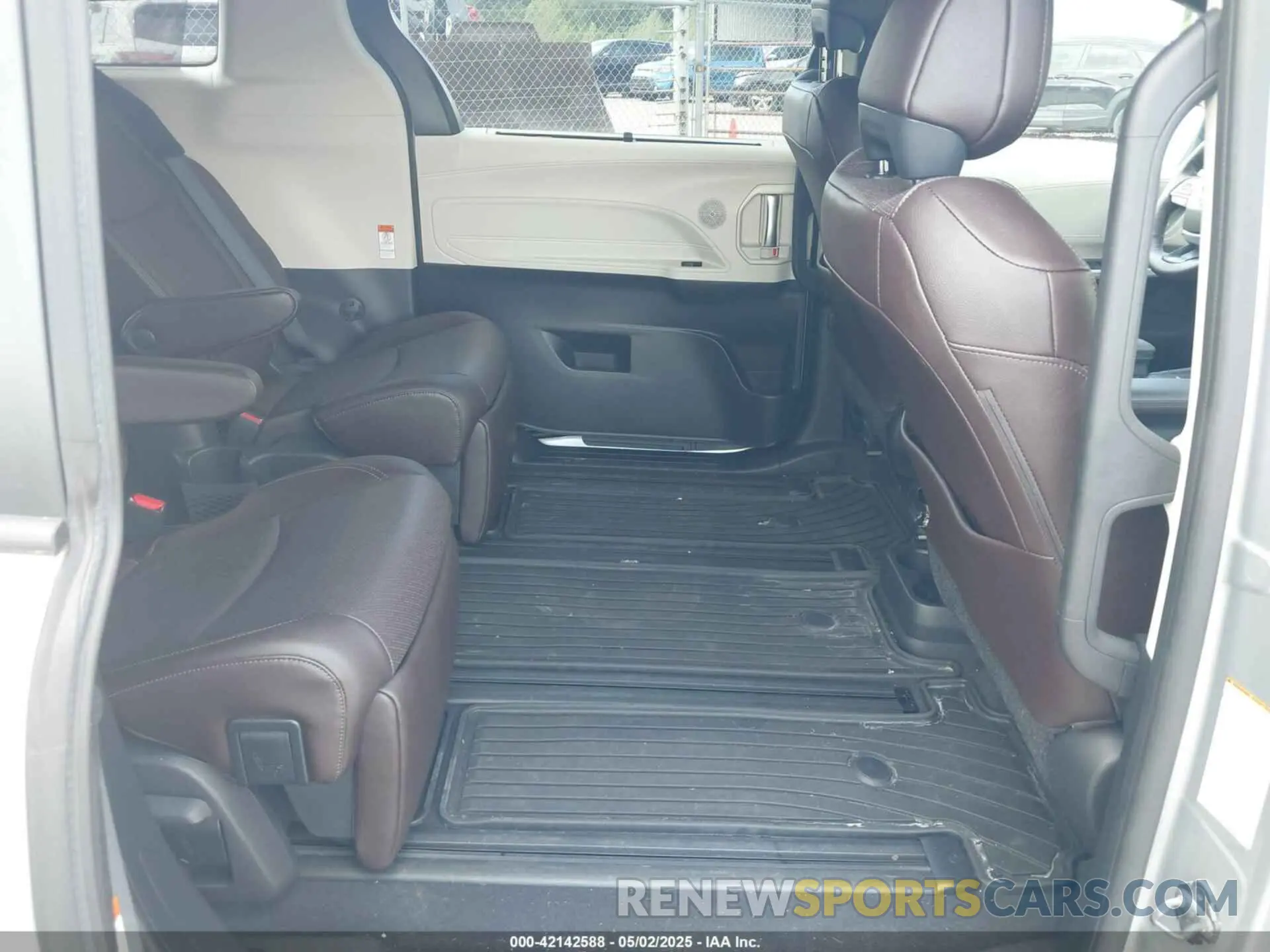 8 Photograph of a damaged car 5TDESKFC2NS051825 TOYOTA SIENNA 2022