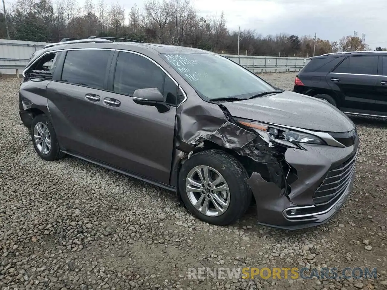 4 Photograph of a damaged car 5TDESKFC2NS054546 TOYOTA SIENNA 2022