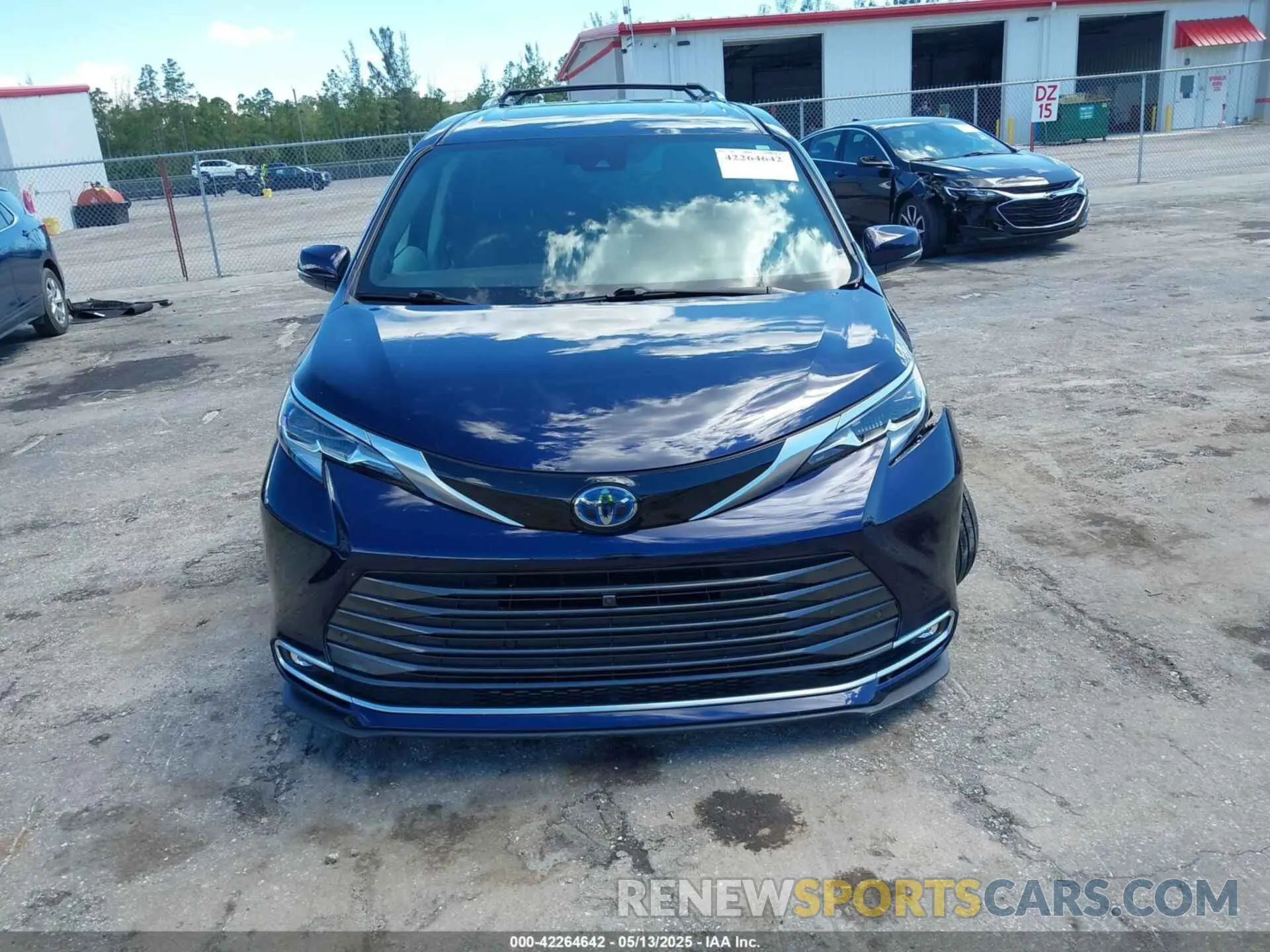 12 Photograph of a damaged car 5TDESKFC4NS072028 TOYOTA SIENNA 2022
