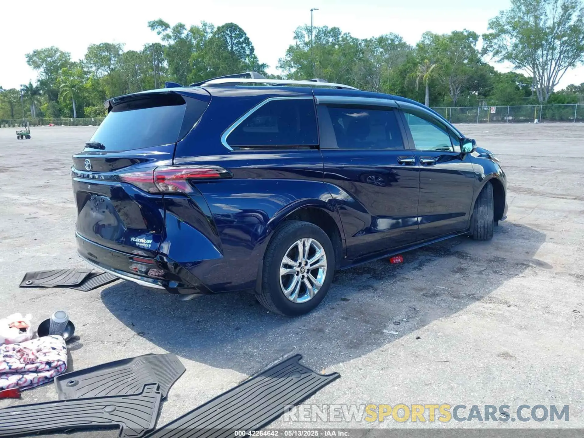 4 Photograph of a damaged car 5TDESKFC4NS072028 TOYOTA SIENNA 2022
