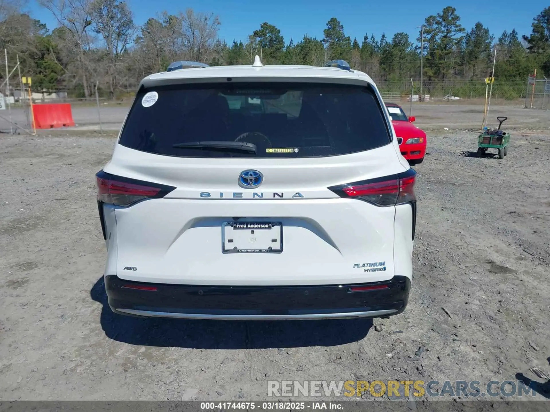 17 Photograph of a damaged car 5TDESKFC8NS057483 TOYOTA SIENNA 2022