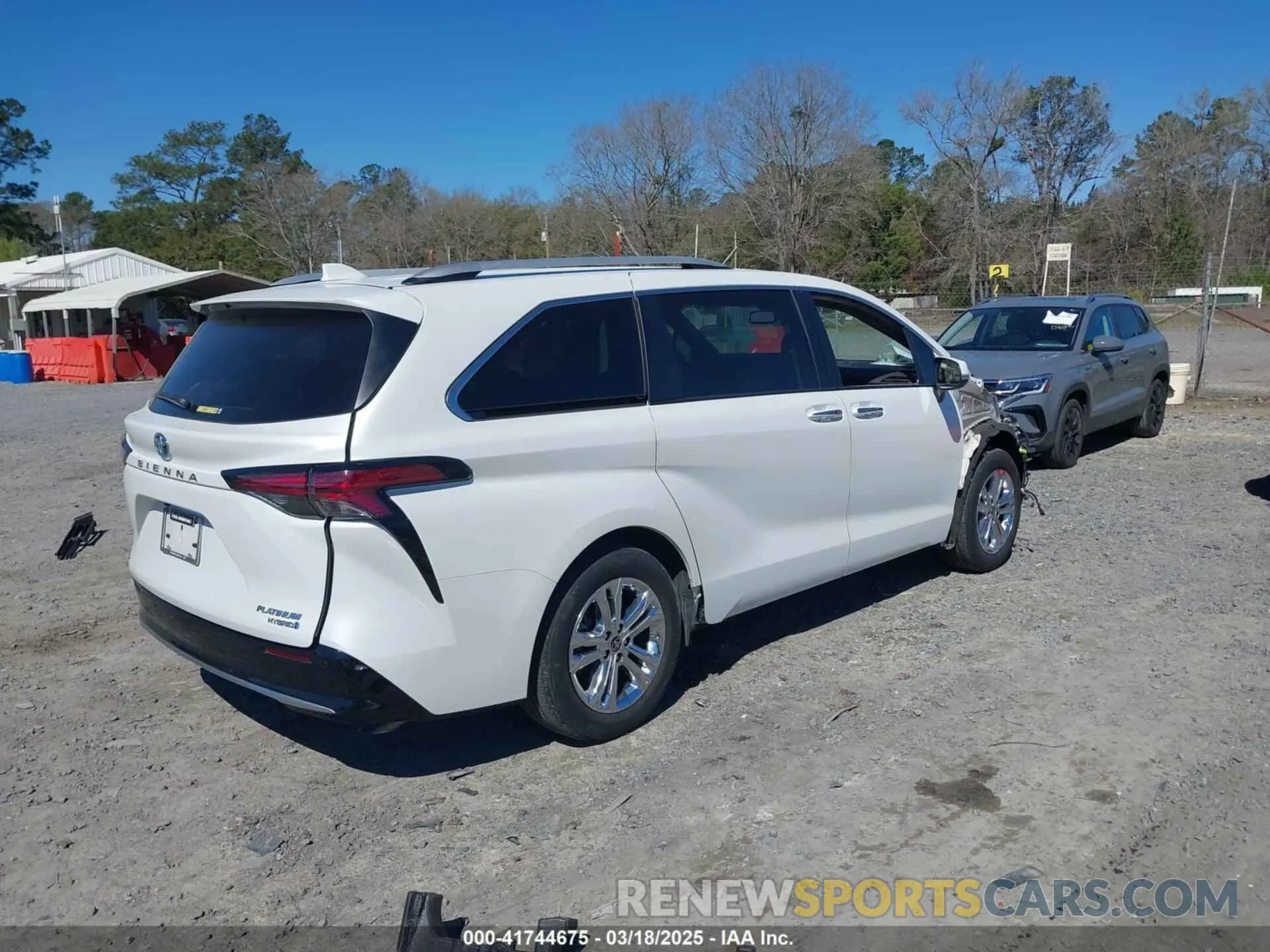 4 Photograph of a damaged car 5TDESKFC8NS057483 TOYOTA SIENNA 2022