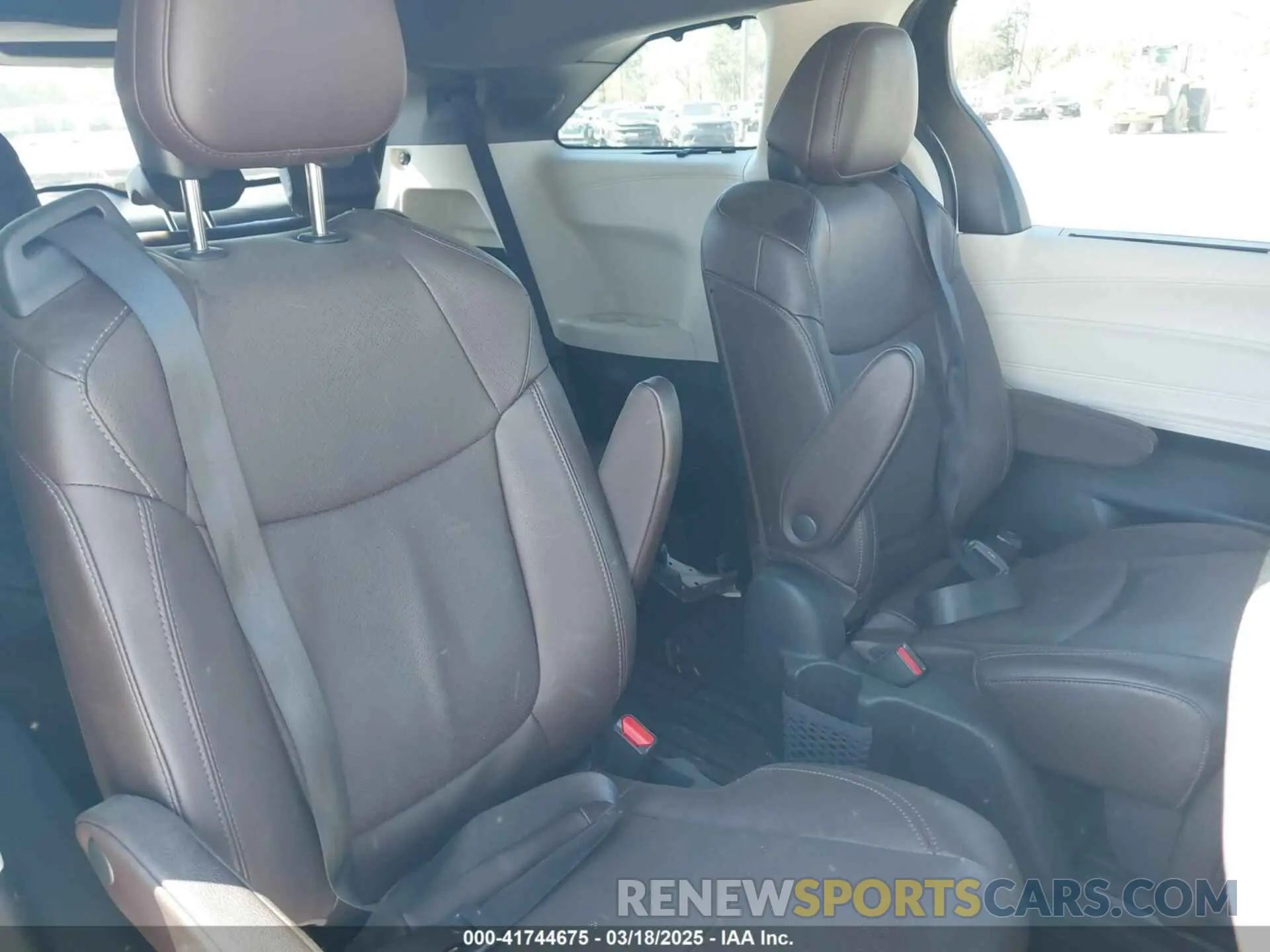 8 Photograph of a damaged car 5TDESKFC8NS057483 TOYOTA SIENNA 2022