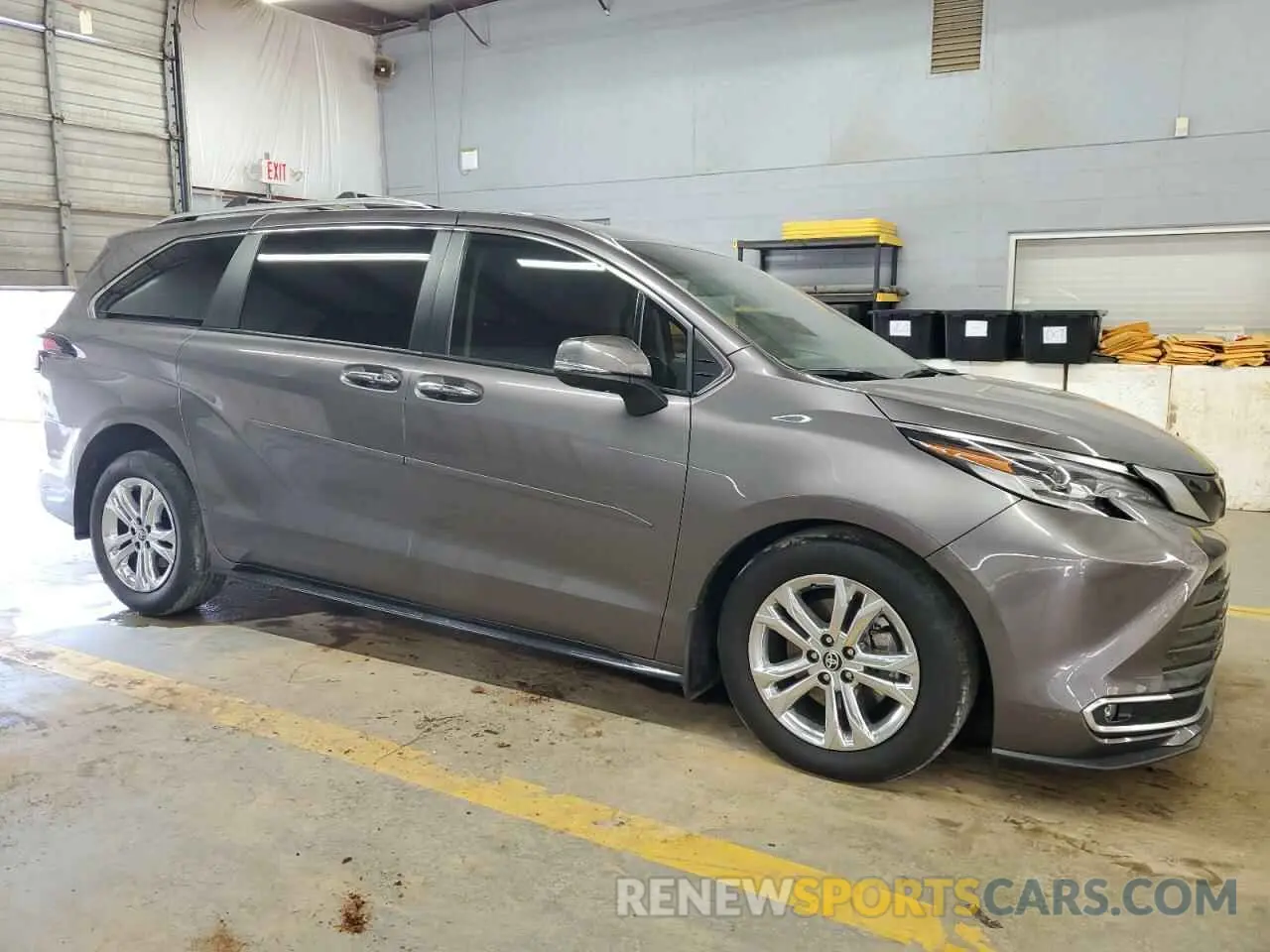 4 Photograph of a damaged car 5TDESKFC9NS059792 TOYOTA SIENNA 2022