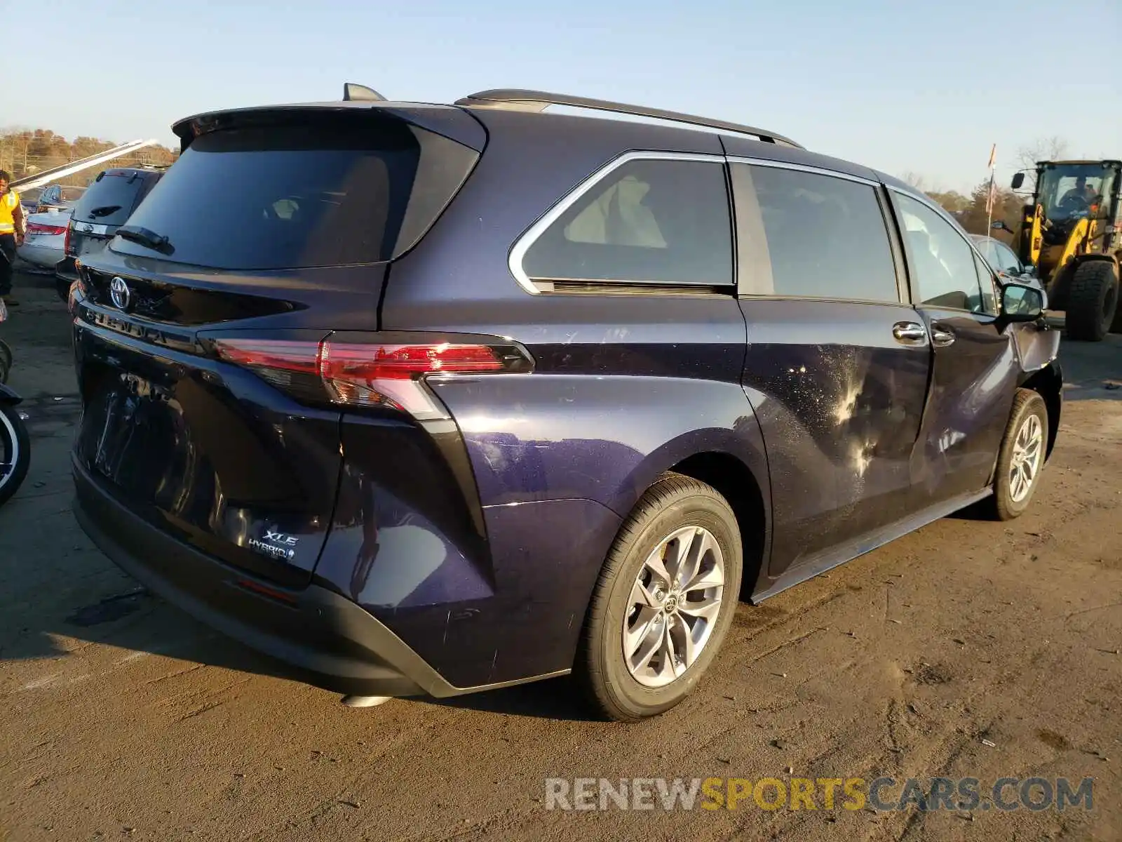 4 Photograph of a damaged car 5TDJRKEC1NS076811 TOYOTA SIENNA 2022