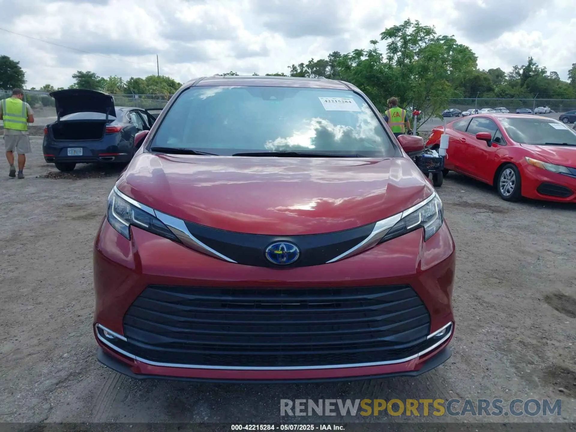12 Photograph of a damaged car 5TDJRKEC3NS116029 TOYOTA SIENNA 2022
