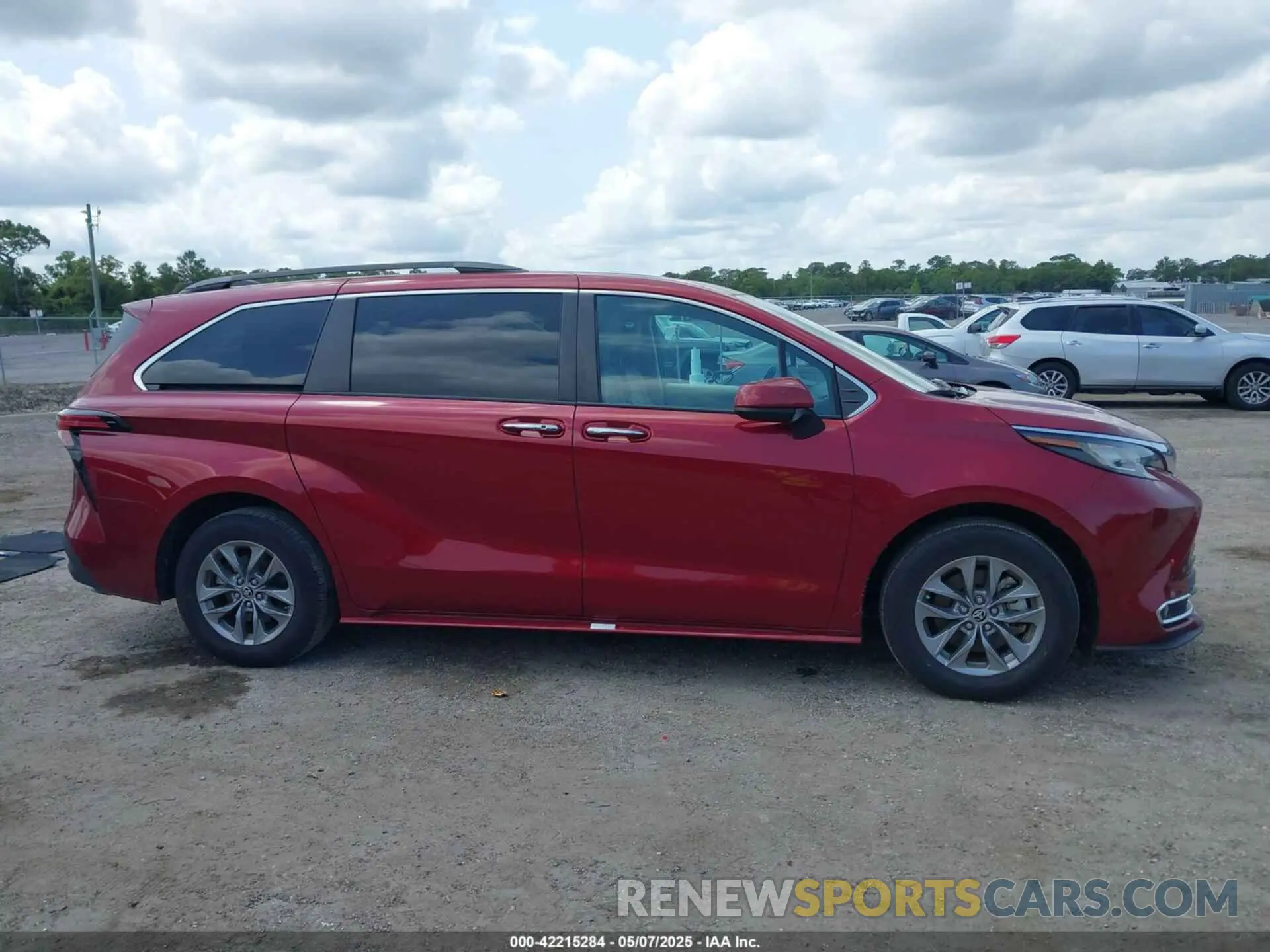 13 Photograph of a damaged car 5TDJRKEC3NS116029 TOYOTA SIENNA 2022