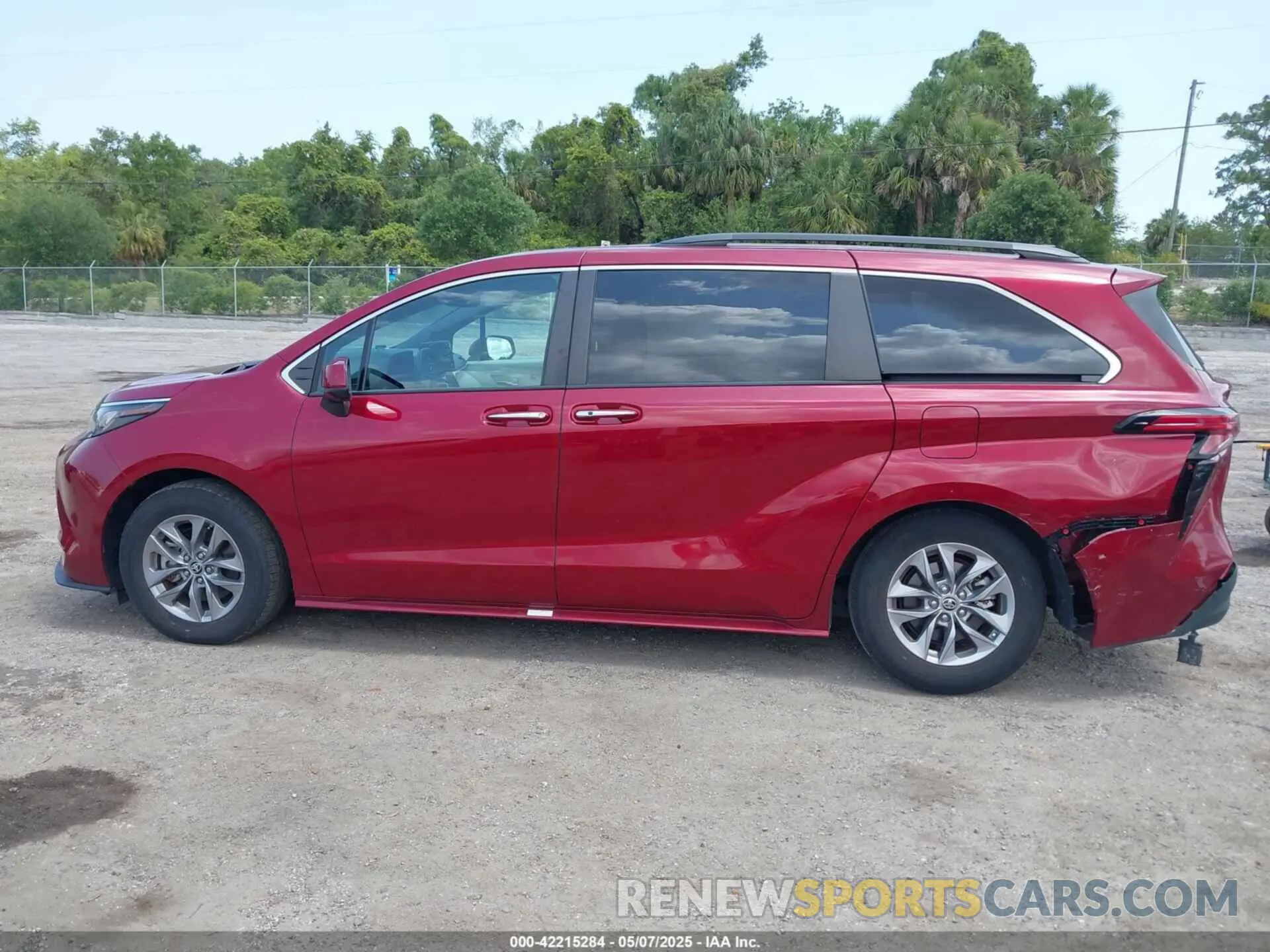 14 Photograph of a damaged car 5TDJRKEC3NS116029 TOYOTA SIENNA 2022