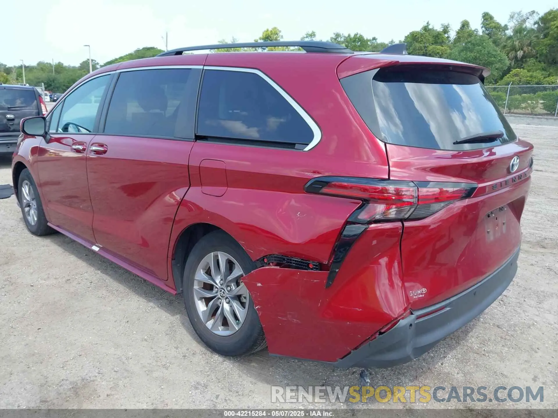 3 Photograph of a damaged car 5TDJRKEC3NS116029 TOYOTA SIENNA 2022