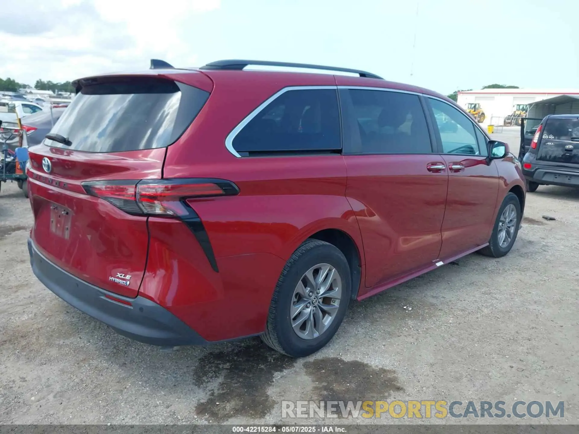 4 Photograph of a damaged car 5TDJRKEC3NS116029 TOYOTA SIENNA 2022
