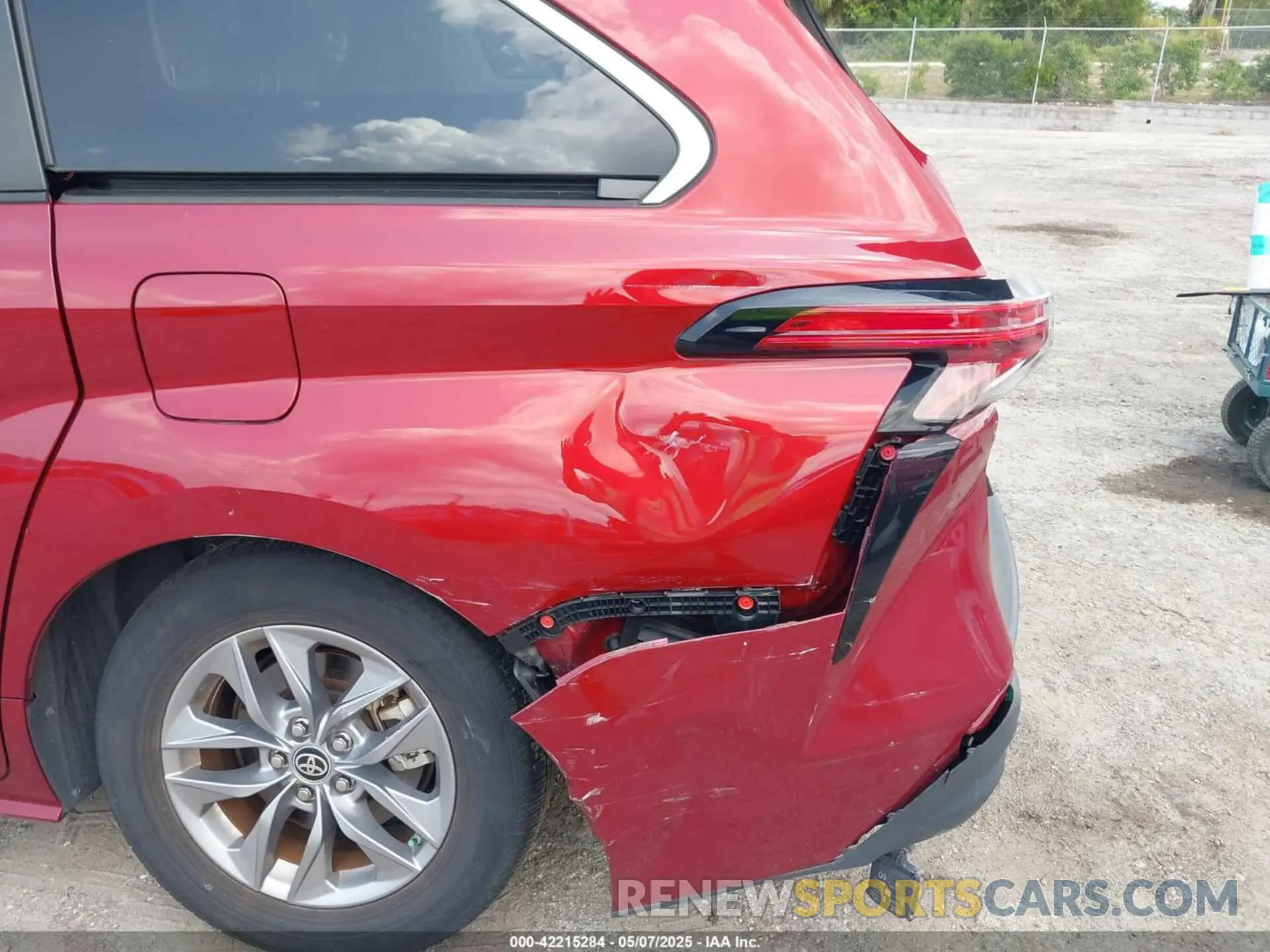 6 Photograph of a damaged car 5TDJRKEC3NS116029 TOYOTA SIENNA 2022