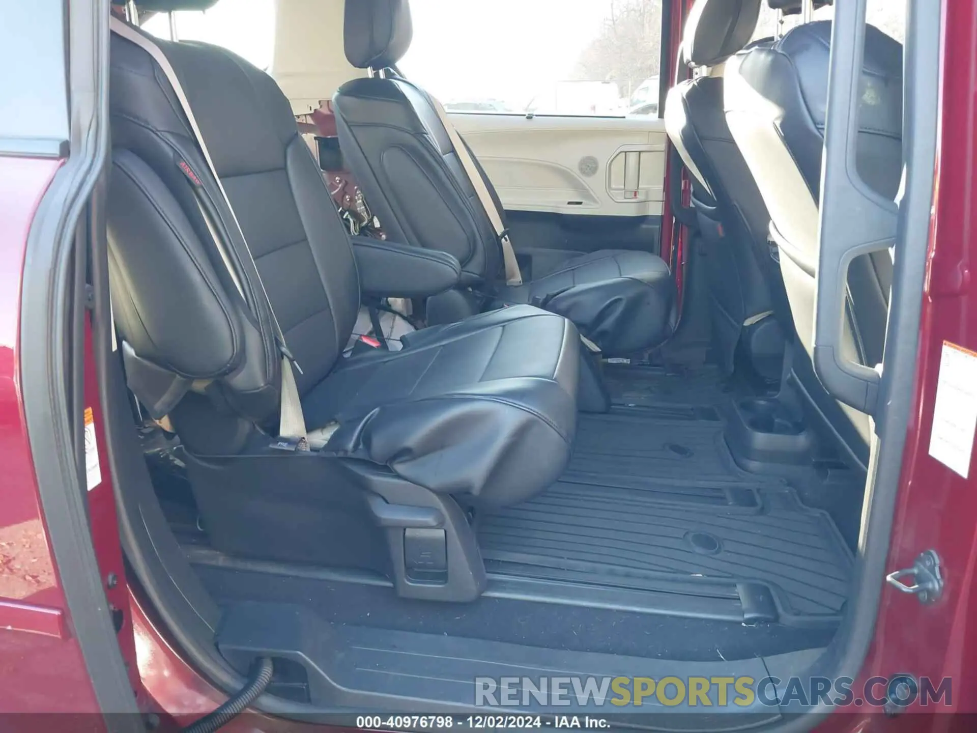 8 Photograph of a damaged car 5TDJRKEC5NS117585 TOYOTA SIENNA 2022