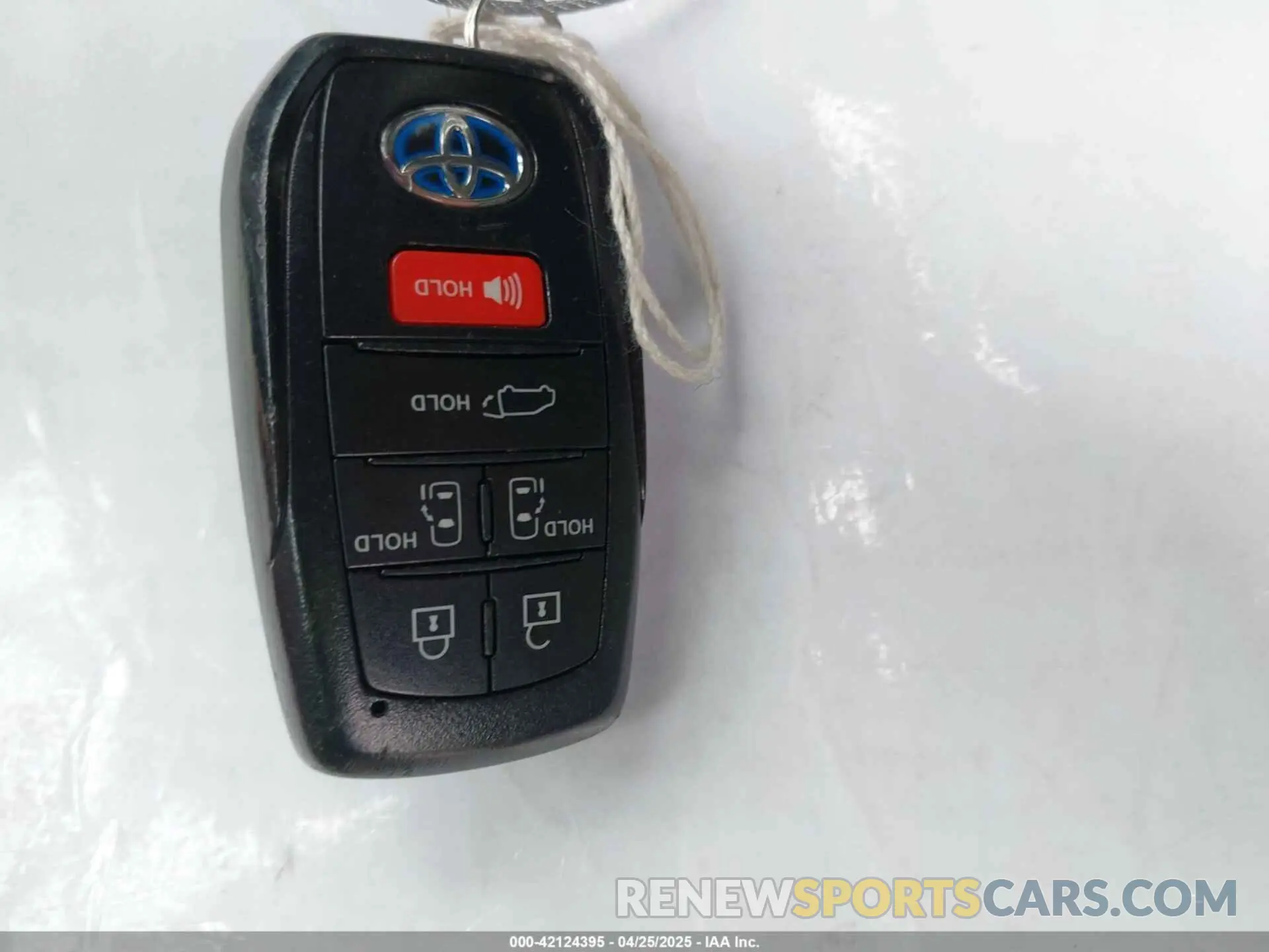 11 Photograph of a damaged car 5TDJRKEC8NS135921 TOYOTA SIENNA 2022