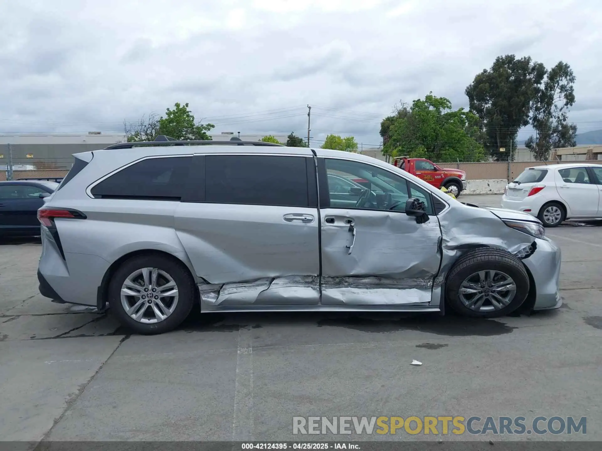 13 Photograph of a damaged car 5TDJRKEC8NS135921 TOYOTA SIENNA 2022