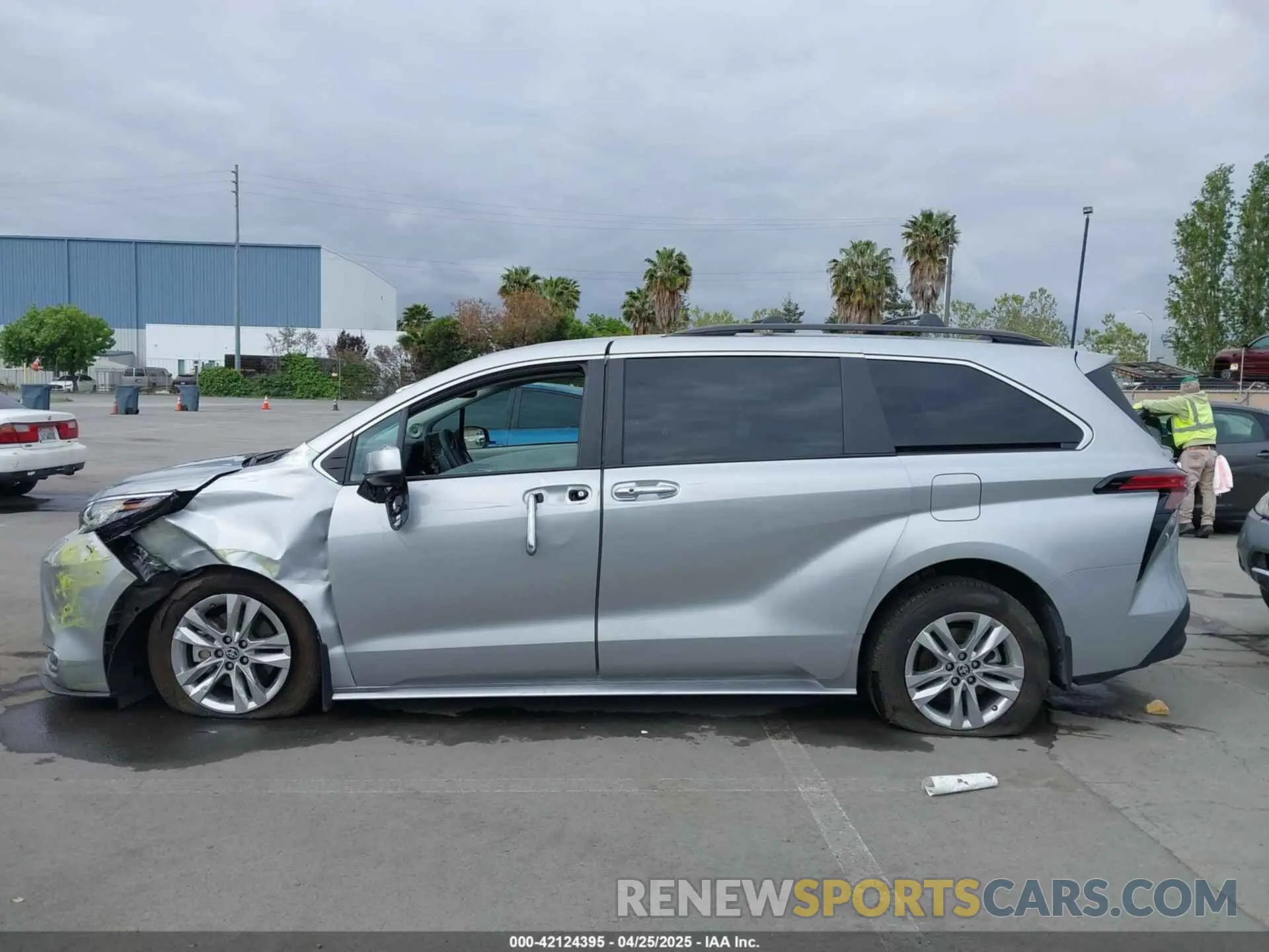 14 Photograph of a damaged car 5TDJRKEC8NS135921 TOYOTA SIENNA 2022