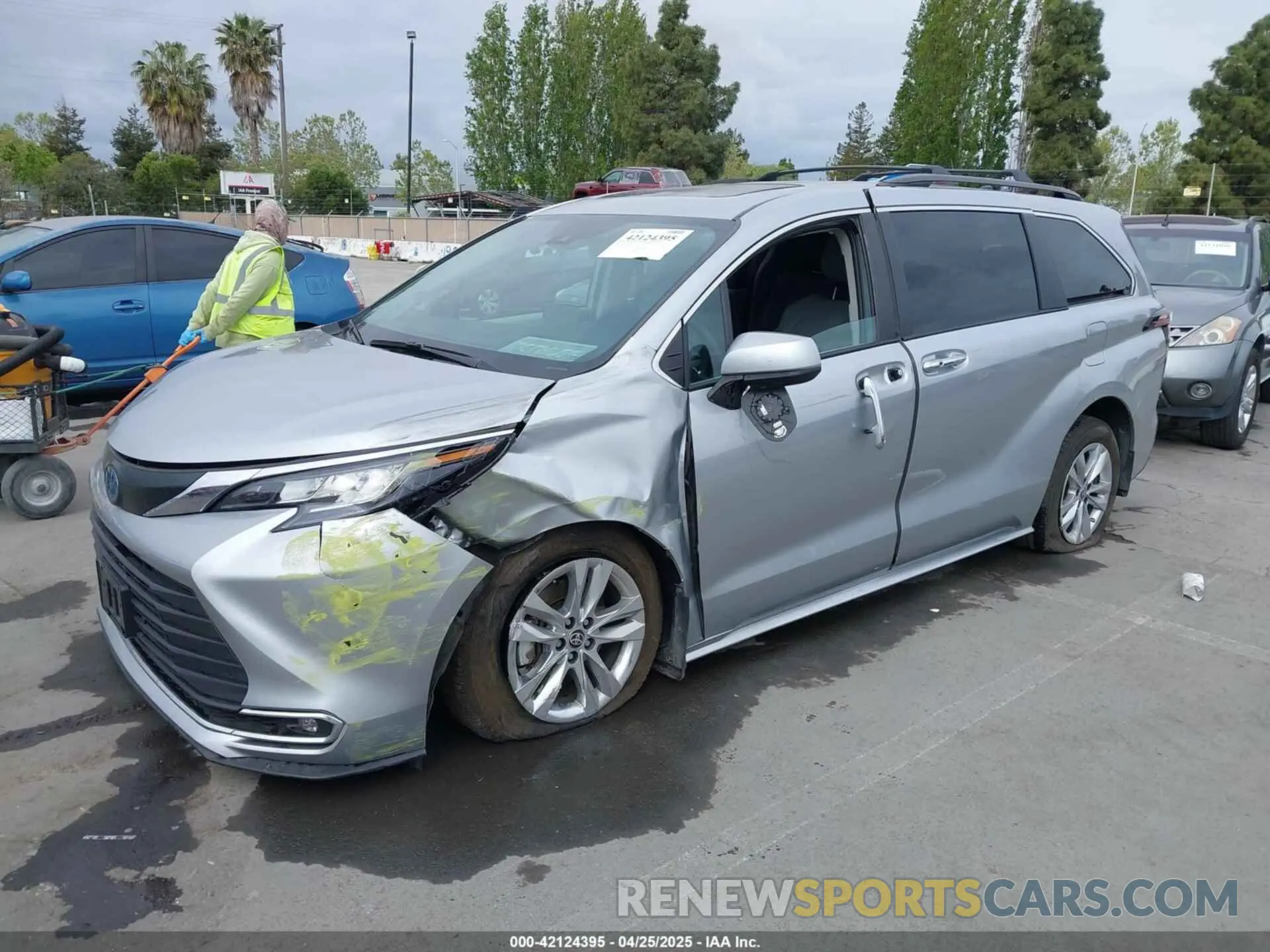 2 Photograph of a damaged car 5TDJRKEC8NS135921 TOYOTA SIENNA 2022