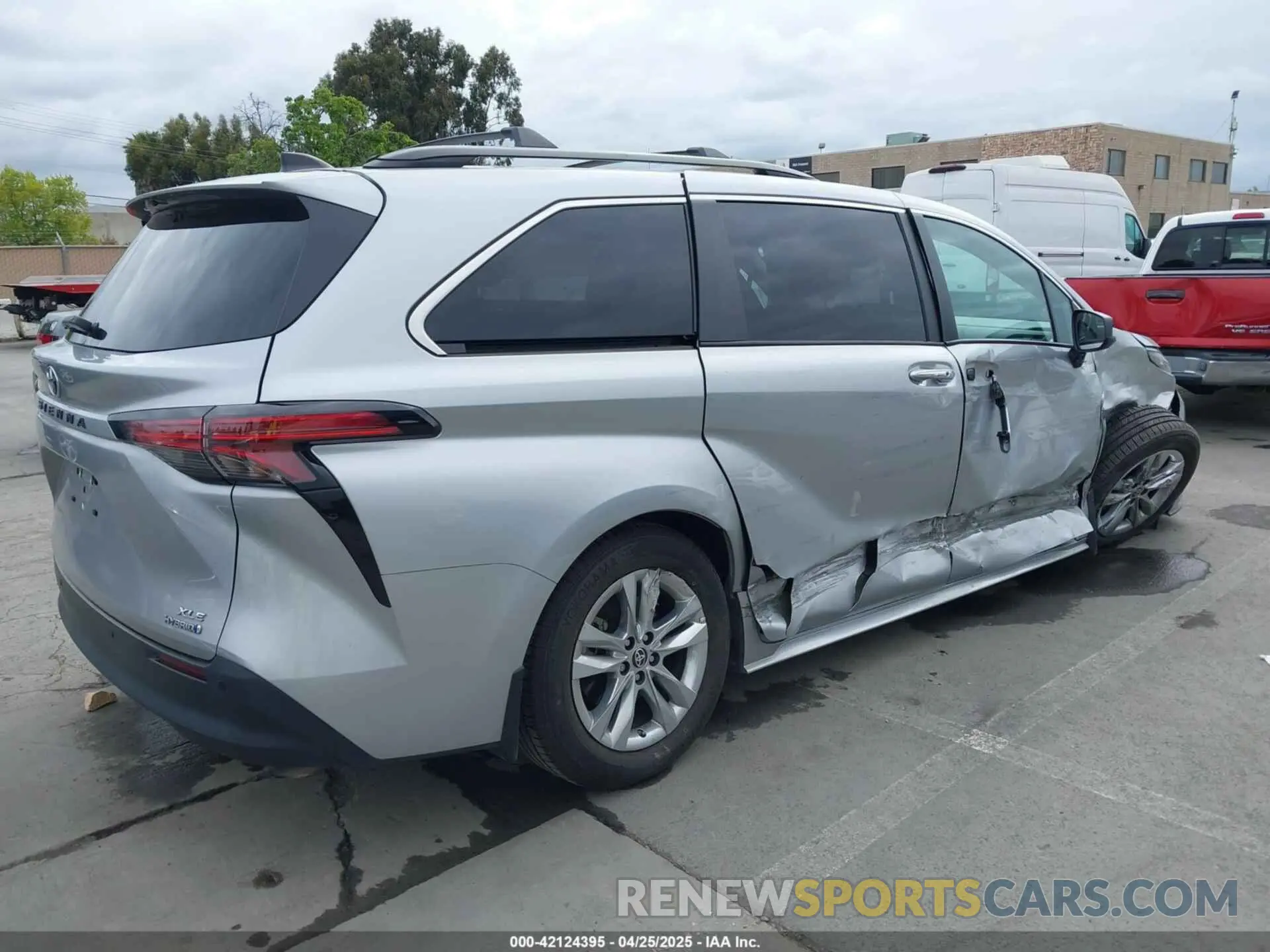 4 Photograph of a damaged car 5TDJRKEC8NS135921 TOYOTA SIENNA 2022