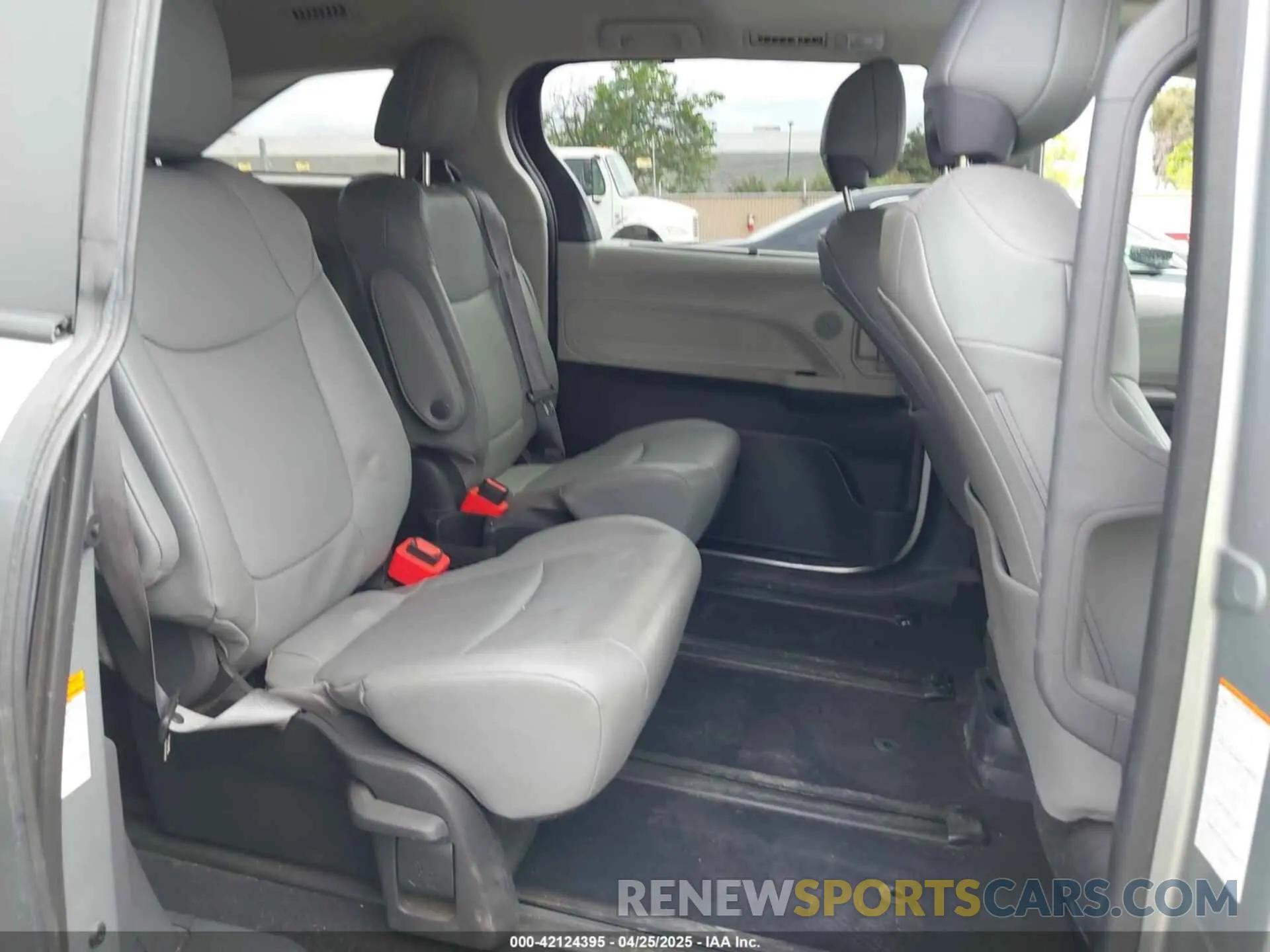8 Photograph of a damaged car 5TDJRKEC8NS135921 TOYOTA SIENNA 2022