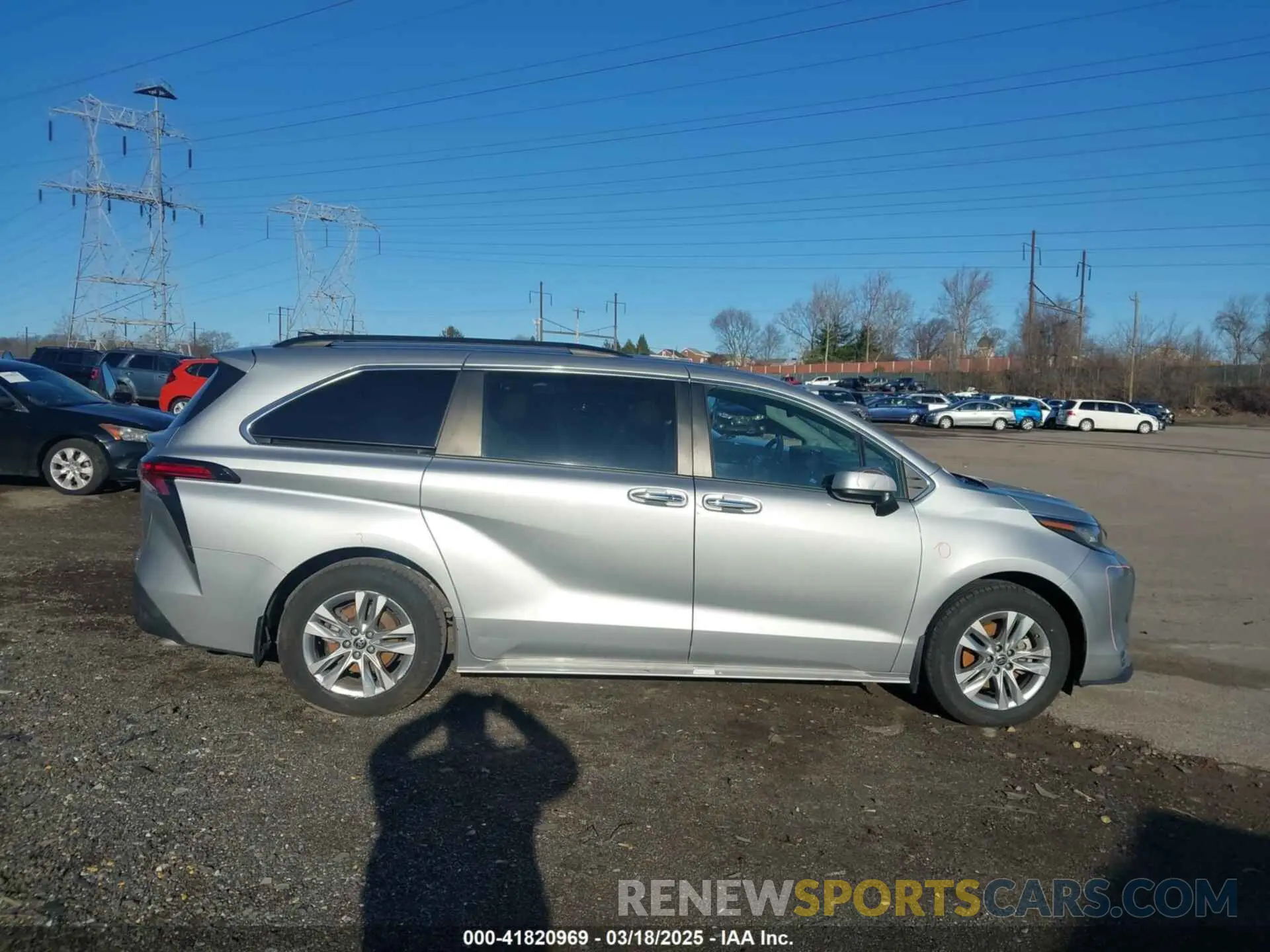 13 Photograph of a damaged car 5TDJRKEC9NS088219 TOYOTA SIENNA 2022