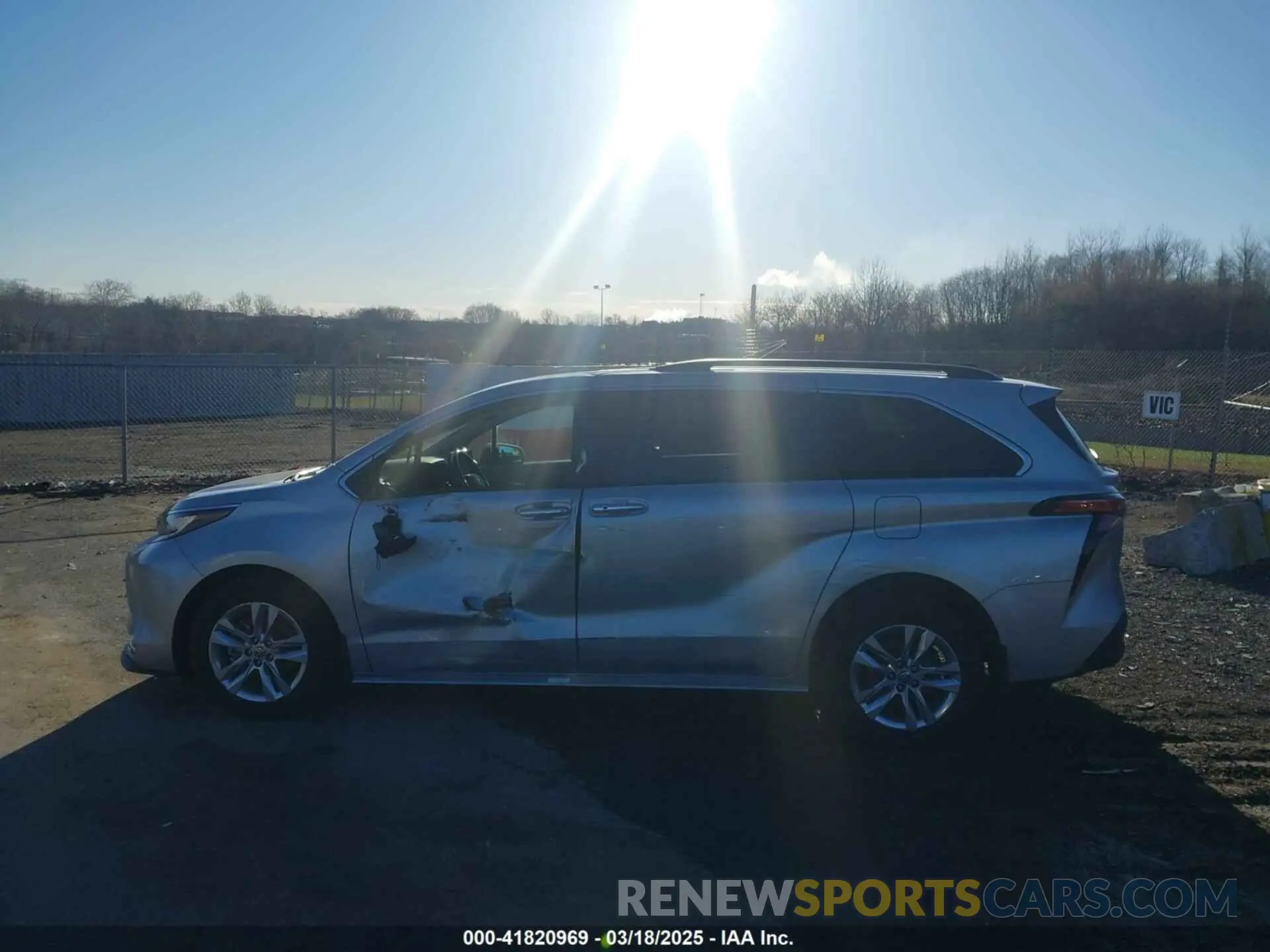 14 Photograph of a damaged car 5TDJRKEC9NS088219 TOYOTA SIENNA 2022