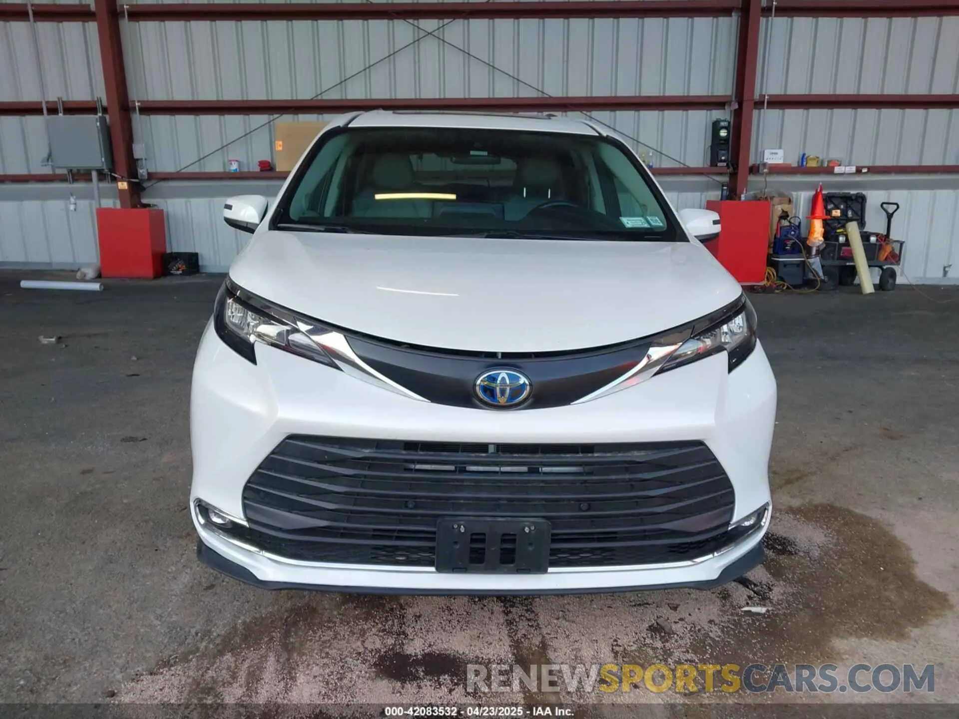 12 Photograph of a damaged car 5TDJRKEC9NS107724 TOYOTA SIENNA 2022