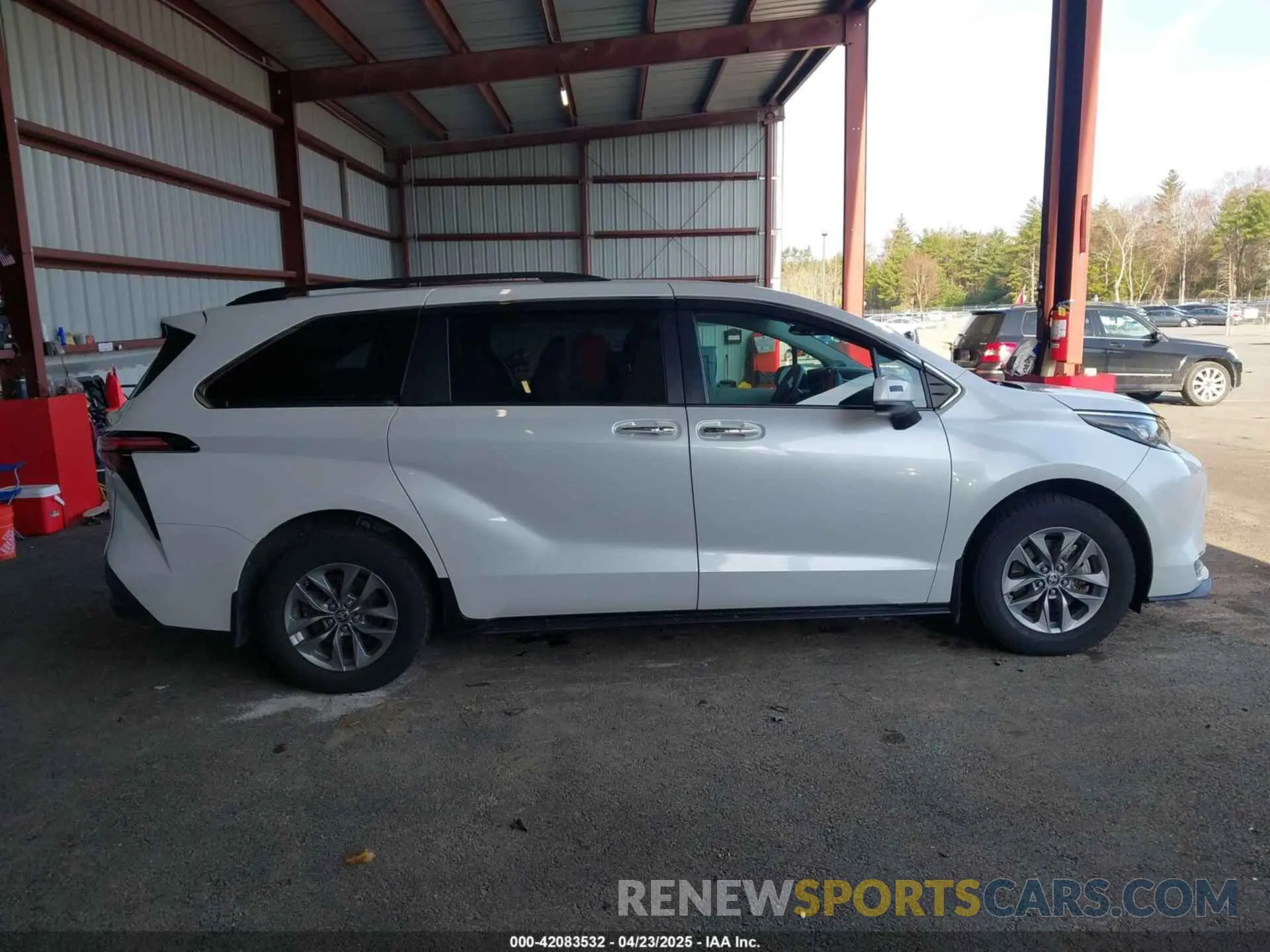 13 Photograph of a damaged car 5TDJRKEC9NS107724 TOYOTA SIENNA 2022