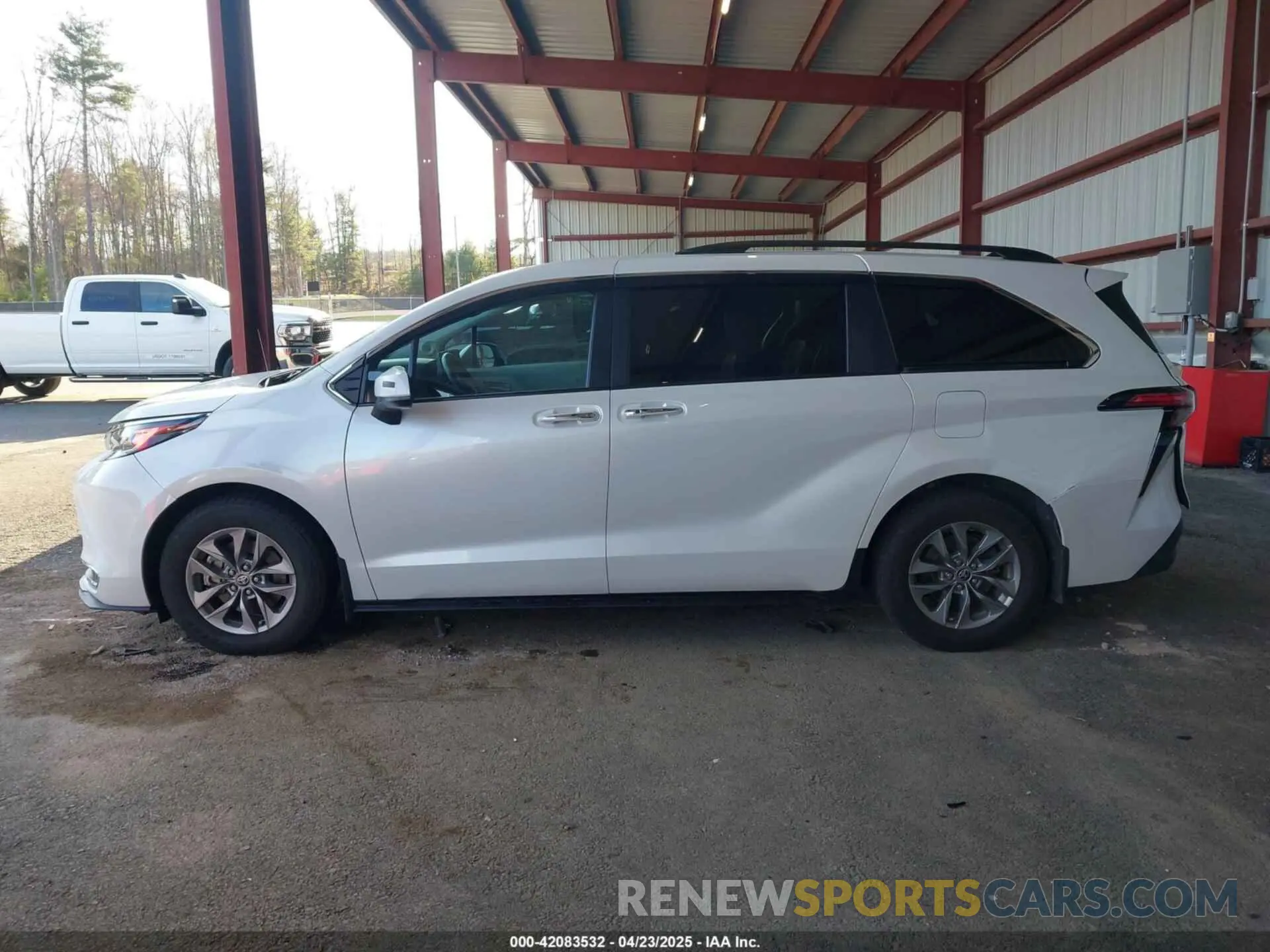 14 Photograph of a damaged car 5TDJRKEC9NS107724 TOYOTA SIENNA 2022
