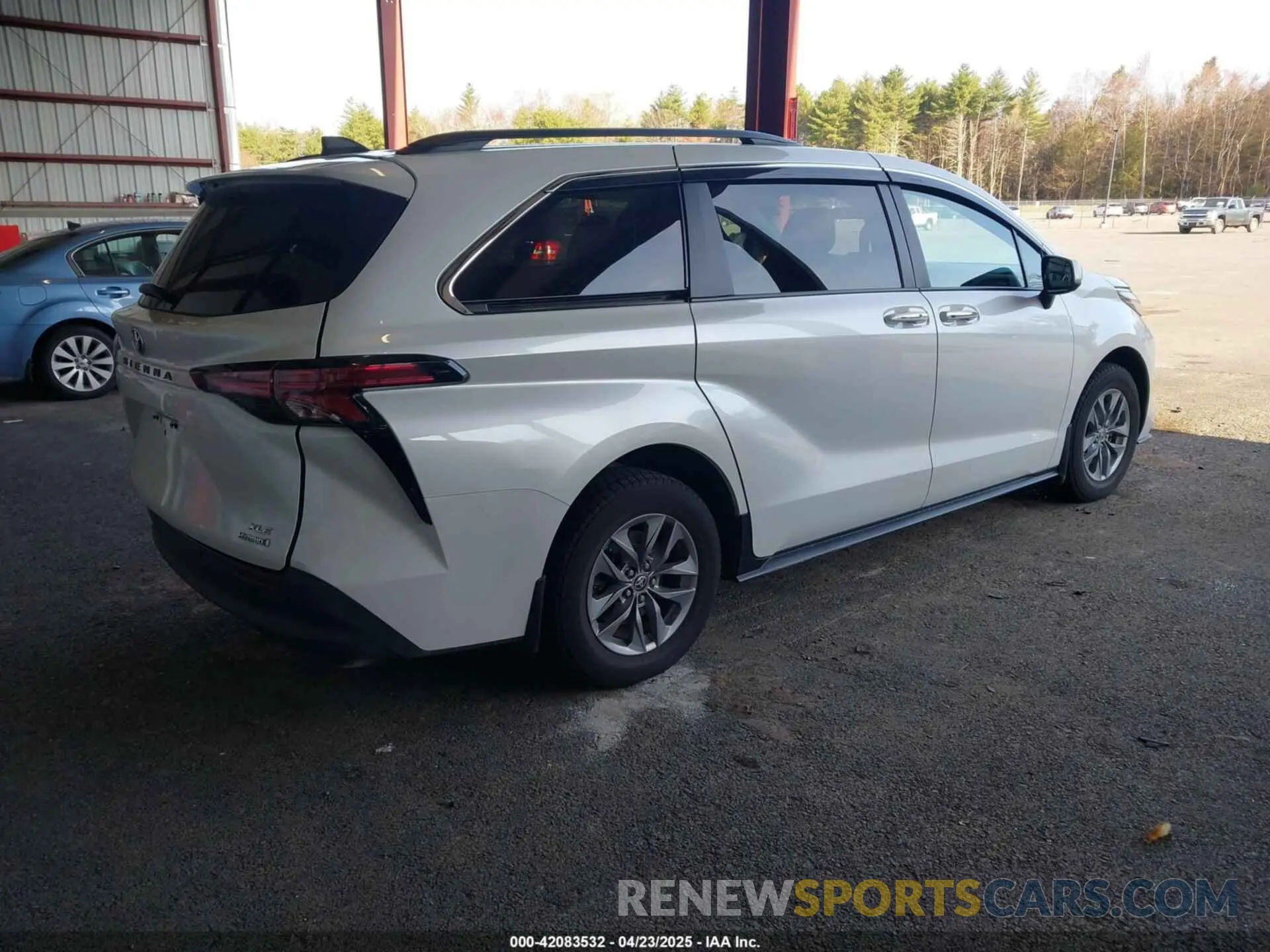 4 Photograph of a damaged car 5TDJRKEC9NS107724 TOYOTA SIENNA 2022
